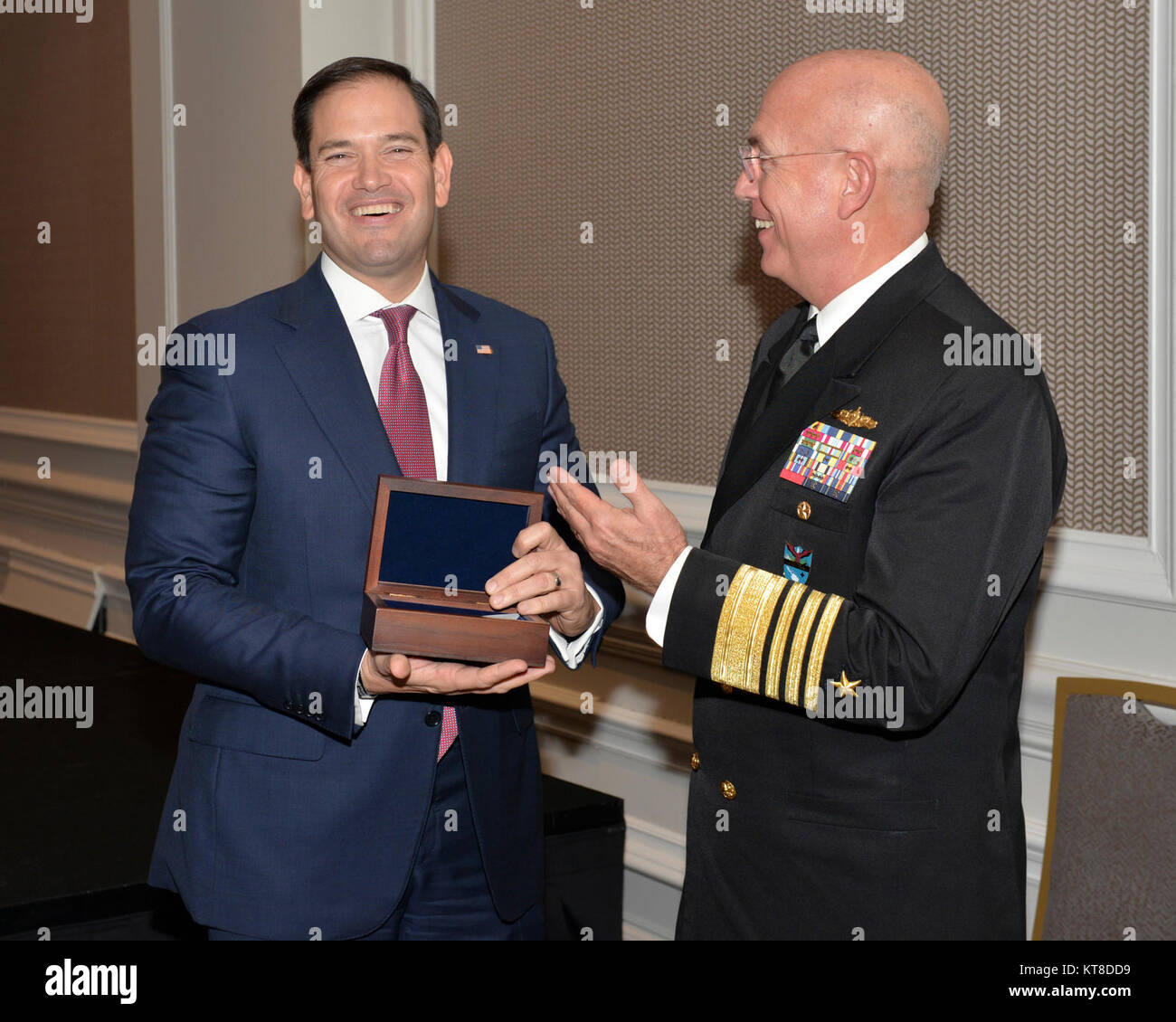 Marco Rubio, Links, US-Senator aus Florida, teilt ein Lachen mit Adm. Kurt Tidd, USN, Kommandeur der US Southern Command, während einer Präsentation an der SOUTHCOM - geförderte 20 Menschenrechte Initiative Konferenz in Washington, D.C. Die Konferenz erinnert an zwei Jahrzehnte der Menschenrechte Inititiative und eine enge Partnerschaft mit den zivilen und militärischen Behörden in der Region. ( Stockfoto