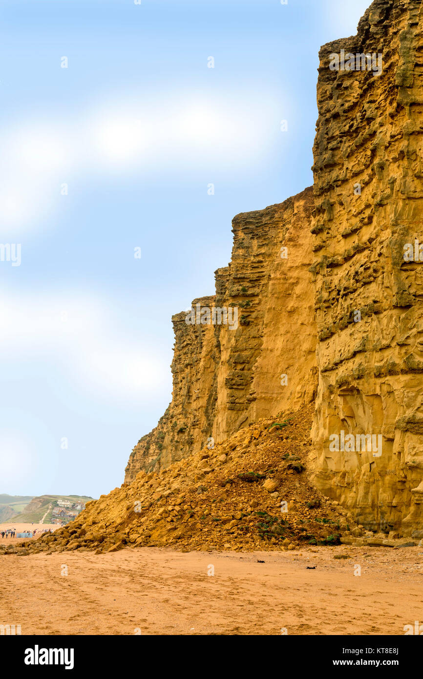 Eine riesige Klippe fallen aus Sandstein vom East Cliff Leckagen an den Strand nach einem Wintersturm an der Jurassic Coast, in der Nähe von West Bay, Dorset, England, Großbritannien Stockfoto