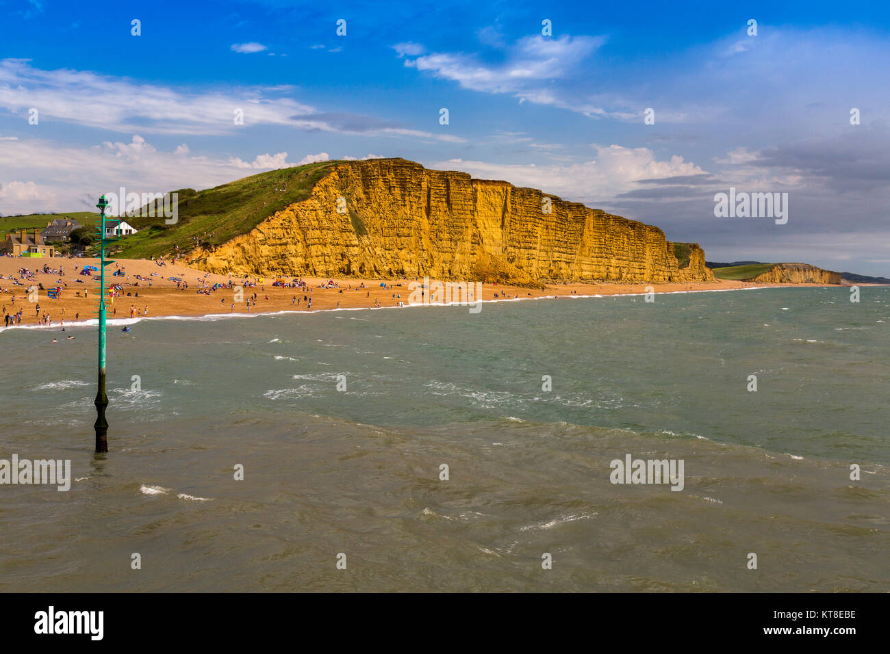 Die herrliche geschichteten Sandstein von East Cliff mit einem riesigen Felsen fallen auf der Jurassic Coast West Bay in der Nähe von Dorset, England, Großbritannien Stockfoto