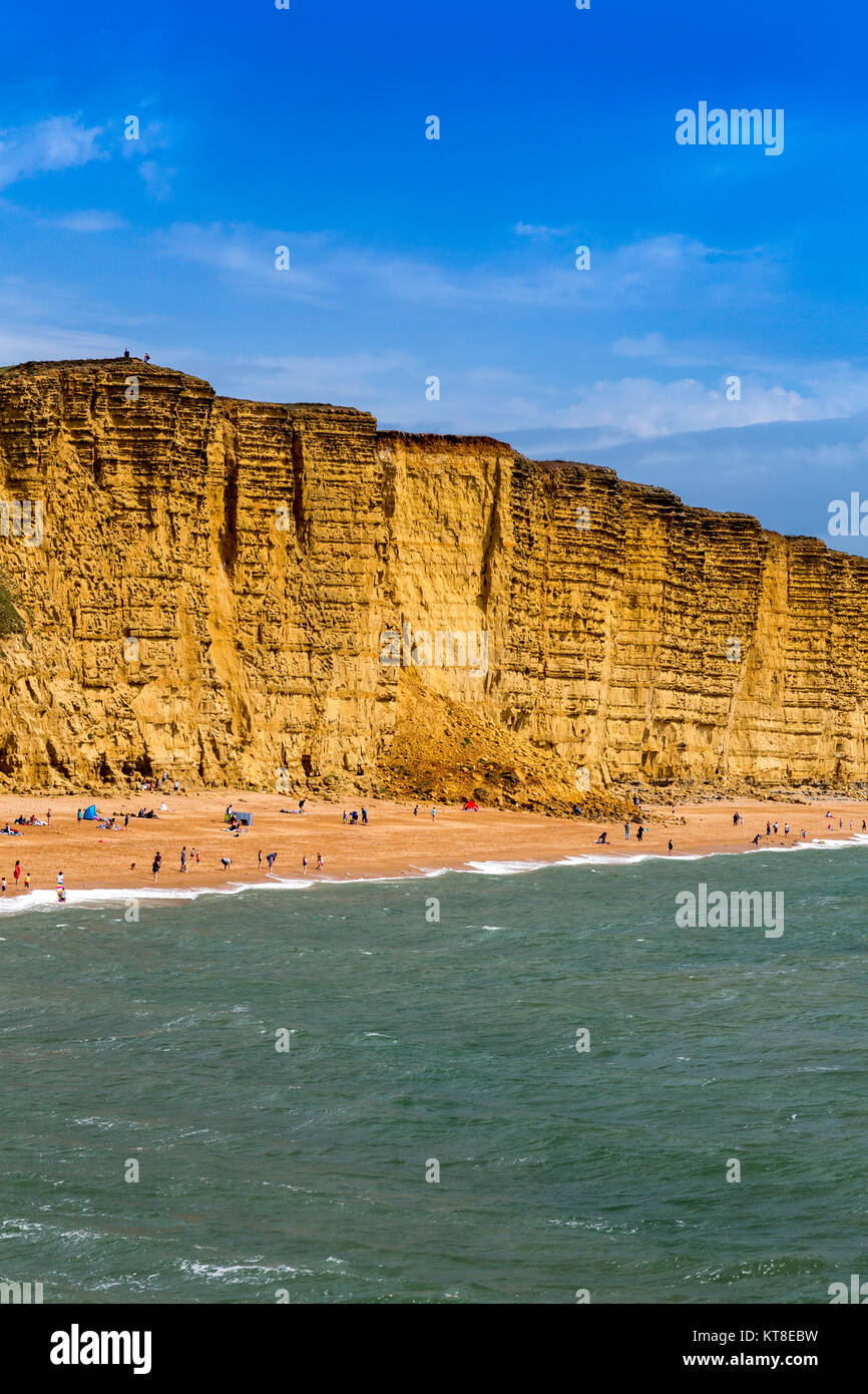 Die herrliche geschichteten Sandstein von East Cliff mit einem riesigen Felsen fallen auf der Jurassic Coast West Bay in der Nähe von Dorset, England, Großbritannien Stockfoto