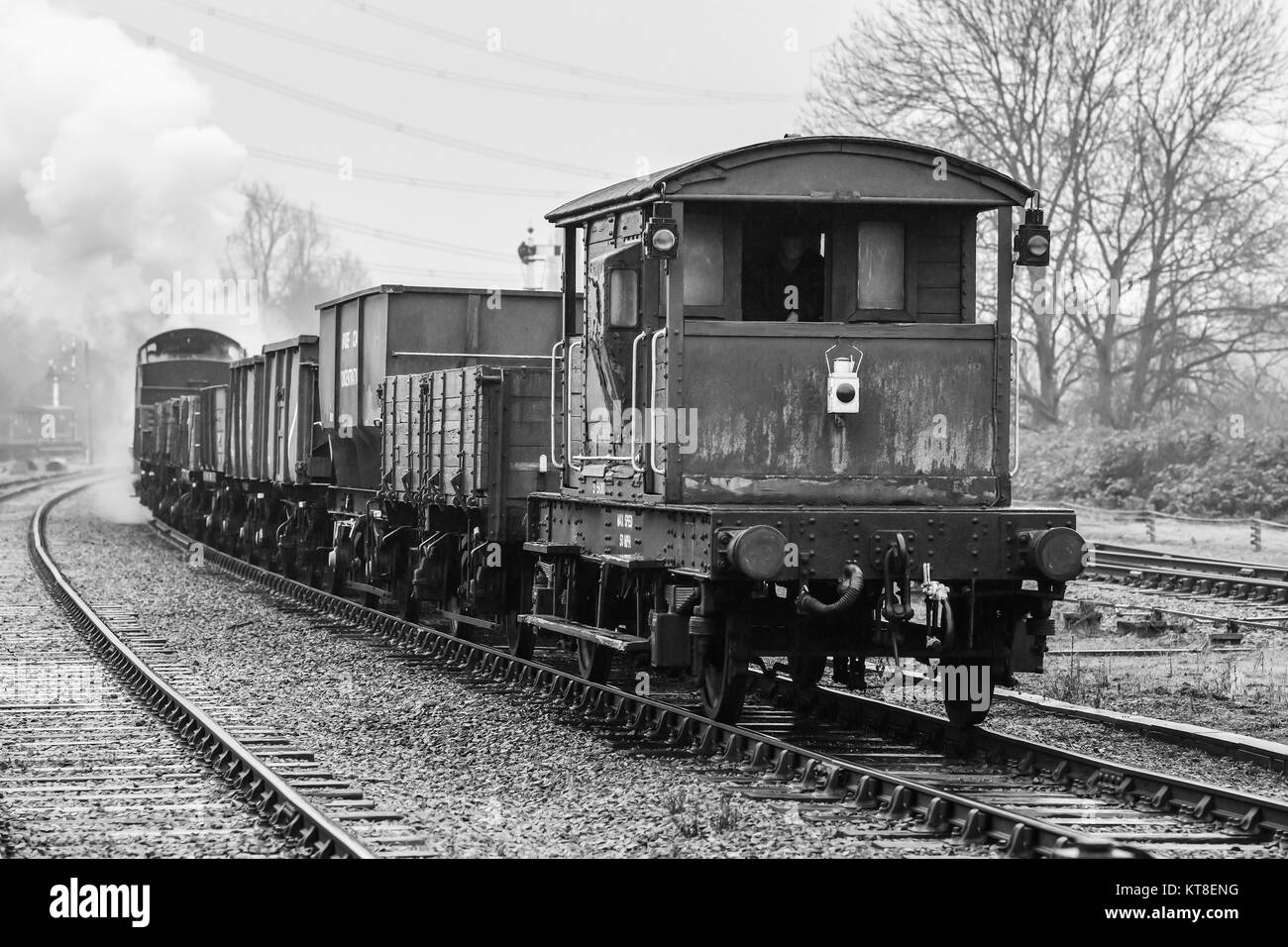 Ehemalige Southern Railway 0-6-0 Dampflok 30543 schleppt ein Rechen der sortierten Güterwagen und Wachen van auf der Great Central Railway Stockfoto