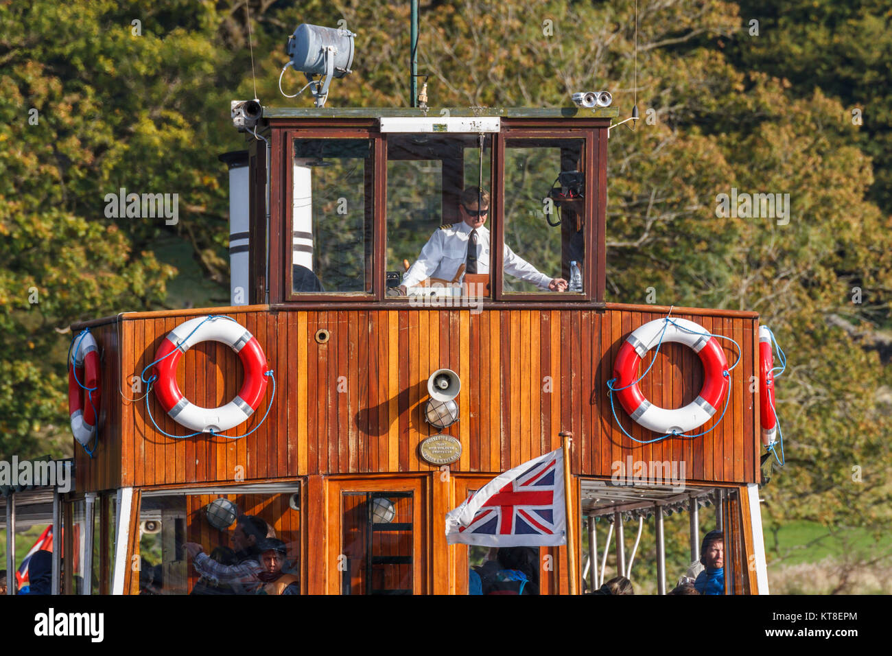 Die Brücke und der Kapitän der ehemaligen Dampfbetriebene Kreuzfahrtschiff "Stern" am Lake Windermere im Lake District, Cumbria, England, Großbritannien Stockfoto