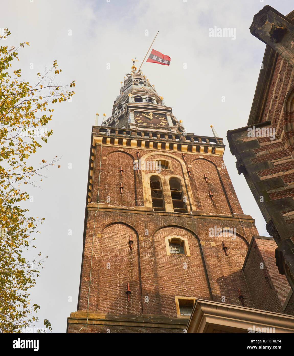 Oude Kerk (Alte Kirche), Ouderkerksplein, Amsterdam, Niederlande. Amsterdams älteste Gebäude im Jahre 1213 gegründet und im Jahre 1306 geweiht. Stockfoto