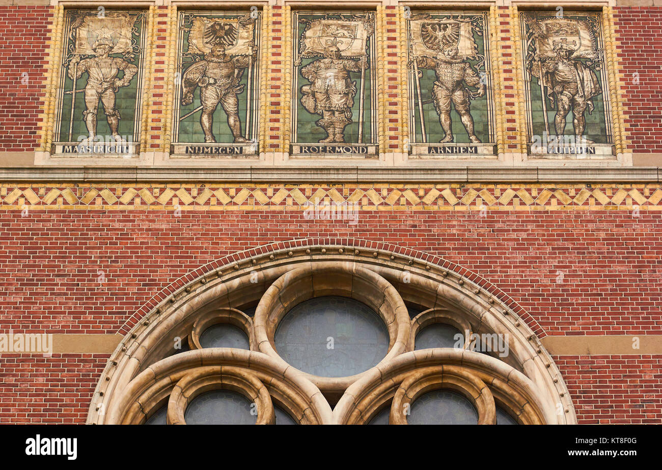 Figuren, die für die niederländischen Städte auf äußere des Rijksmuseum durch P J H Cuypers (1885), dem Museumplein (Museumsplatz), Amsterdam, Holland Stockfoto