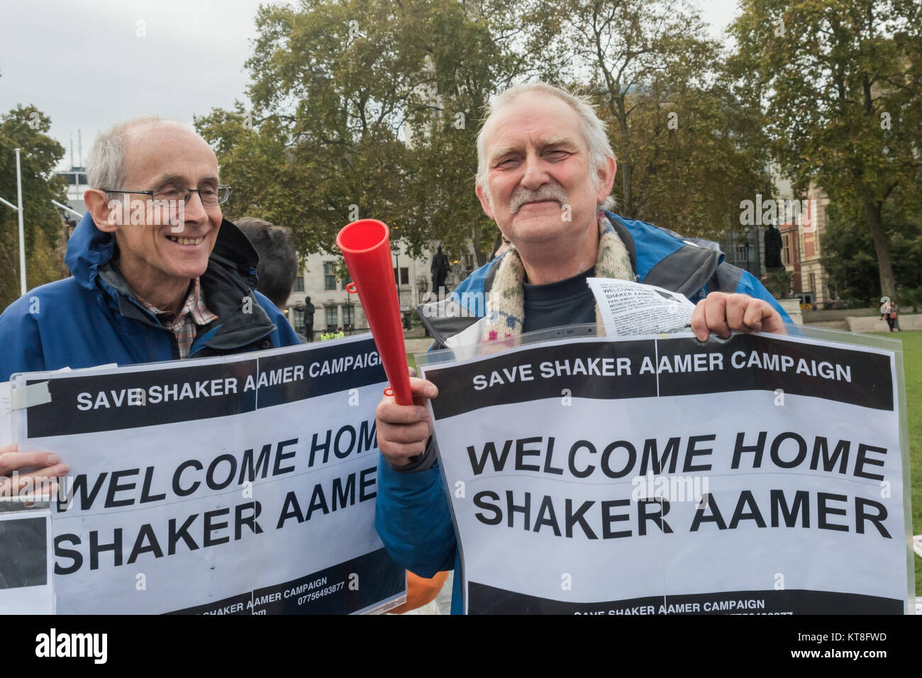 Ray Seide (rechts) und Anhänger der Speichern Shaker Aamer Kampagne, die gestanden haben gegenüber Parlament jeden Mittwoch war es in der Sitzung heute seine Freilassung mit Plakaten "Willkommen Zuhause, Shaker Aamer gefeiert. Stockfoto