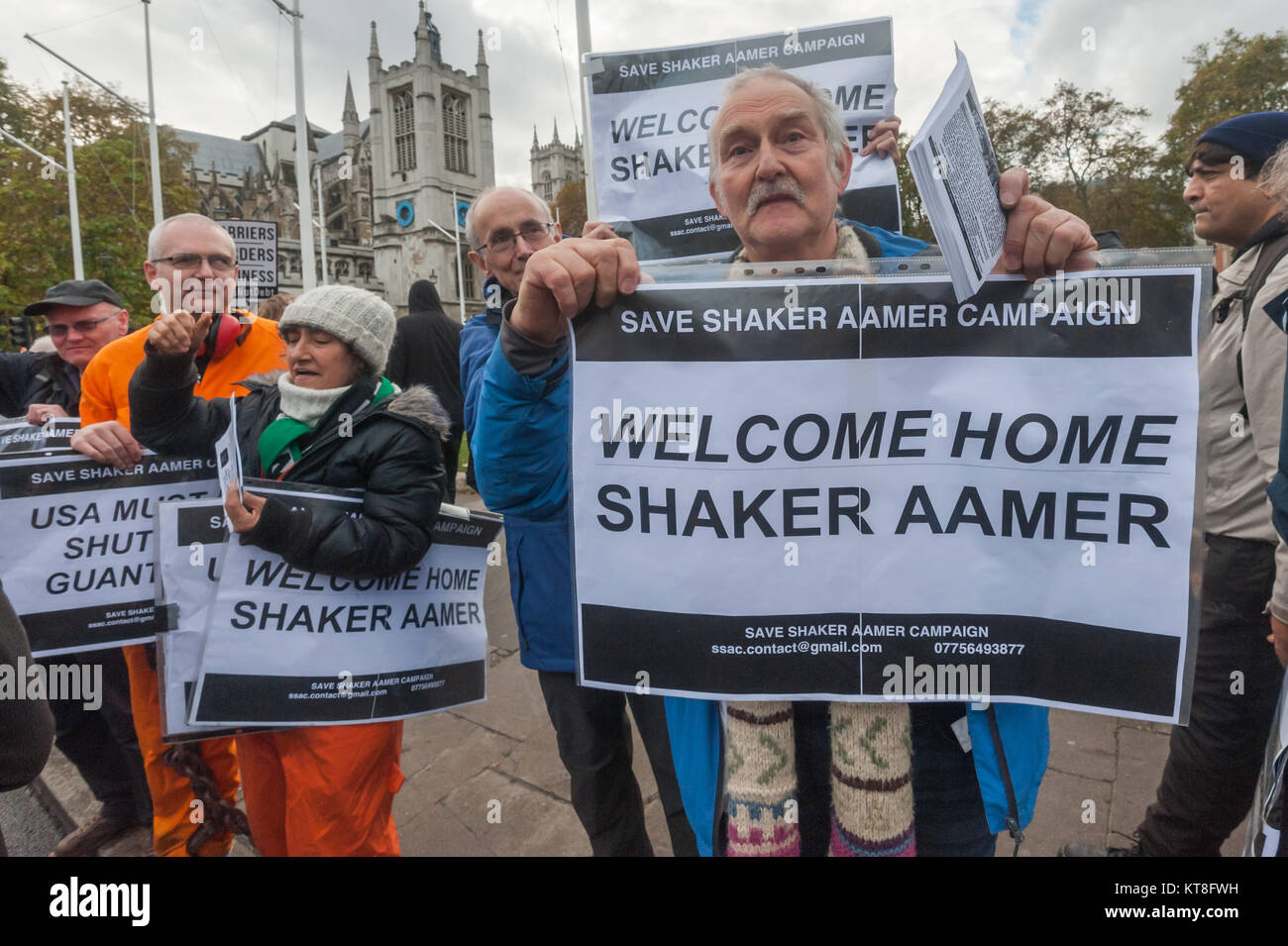 Ray Seide und Unterstützer der Kampagne speichern Shaker Aamer gestanden haben gegenüber Parlament jeden Mittwoch war es in der Sitzung heute seine Freilassung mit Plakaten "Willkommen Zuhause, Shaker Aamer gefeiert. Stockfoto