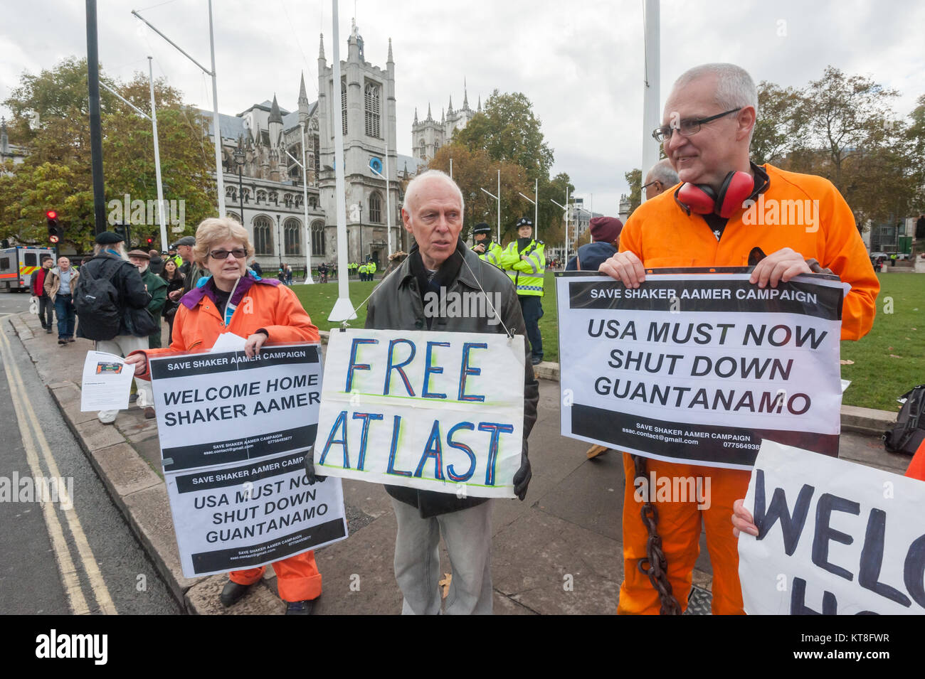 Anhänger der Speichern Shaker Aamer feiert heute seine Freilassung mit Plakaten "Willkommen Zuhause, Shaker Aamer. Aber die London Guantanamo Kampagne wird monatlich Proteste bei der US-Botschaft fort, bis das Lager geschlossen ist. Stockfoto