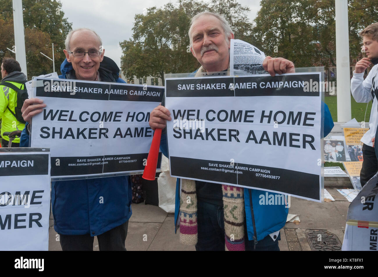 Ray Seide (rechts) und Anhänger der Speichern Shaker Aamer Kampagne, die gestanden haben gegenüber Parlament jeden Mittwoch war es in der Sitzung heute seine Freilassung mit Plakaten "Willkommen Zuhause, Shaker Aamer gefeiert. Stockfoto