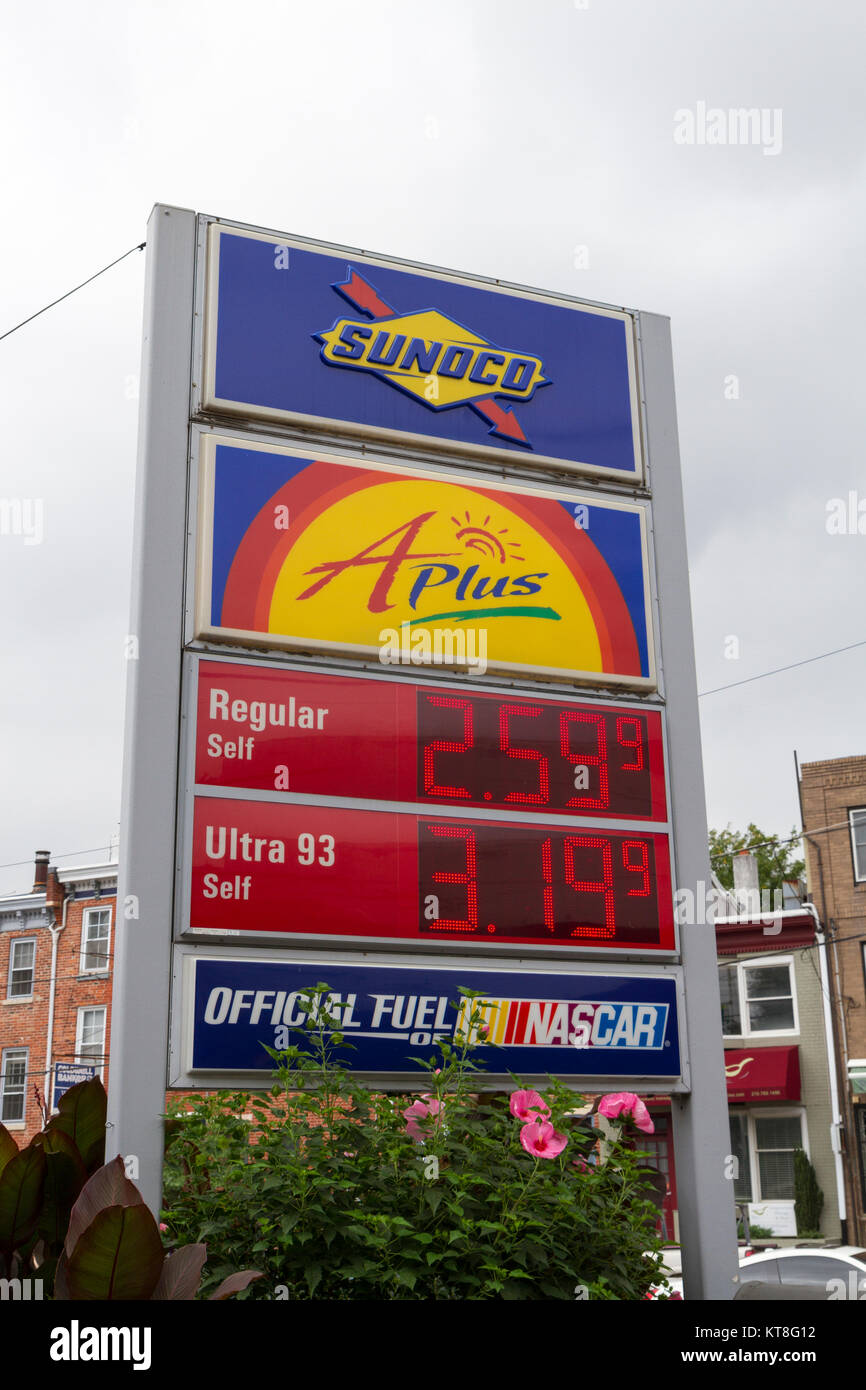 Sunoco preis Zeichen außerhalb einer Tankstelle (August 2017) in Philadelphia, Pennsylvania, USA. Stockfoto