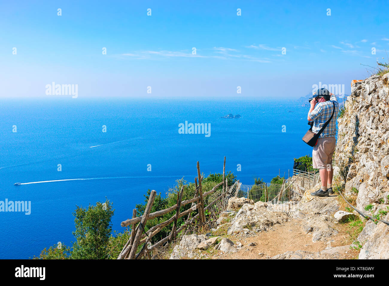 Man Fotos machen und die schöne Landschaft mit dem Pfad der Götter am Tyrrhenischen Meer, Küste von Amalfi, Italien Stockfoto