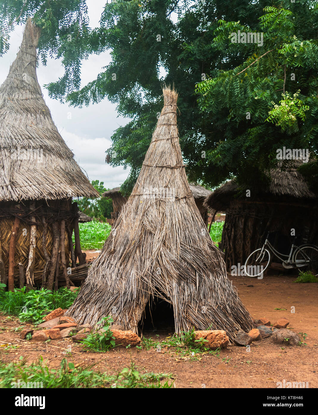Traditionelle Hühnerstall aus Stroh in einem Dorf im Südwesten Burkina Faso, Westafrika. Vertikale. Stockfoto