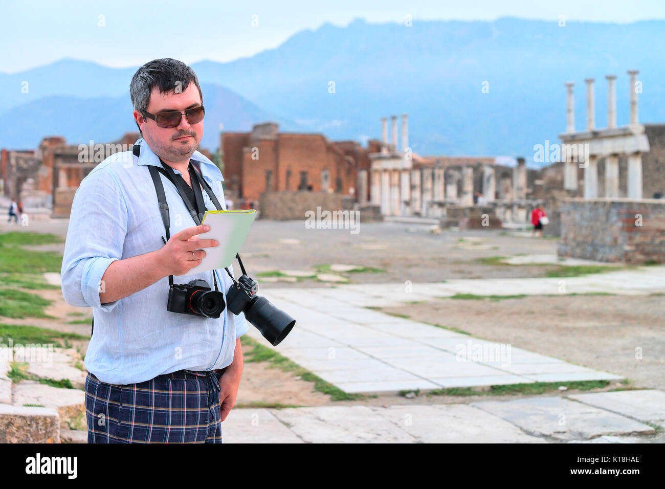 Der Mensch auf der Suche nach touristischen Karte bei Ruinen der antiken Stadt Pompeji, Italien Stockfoto