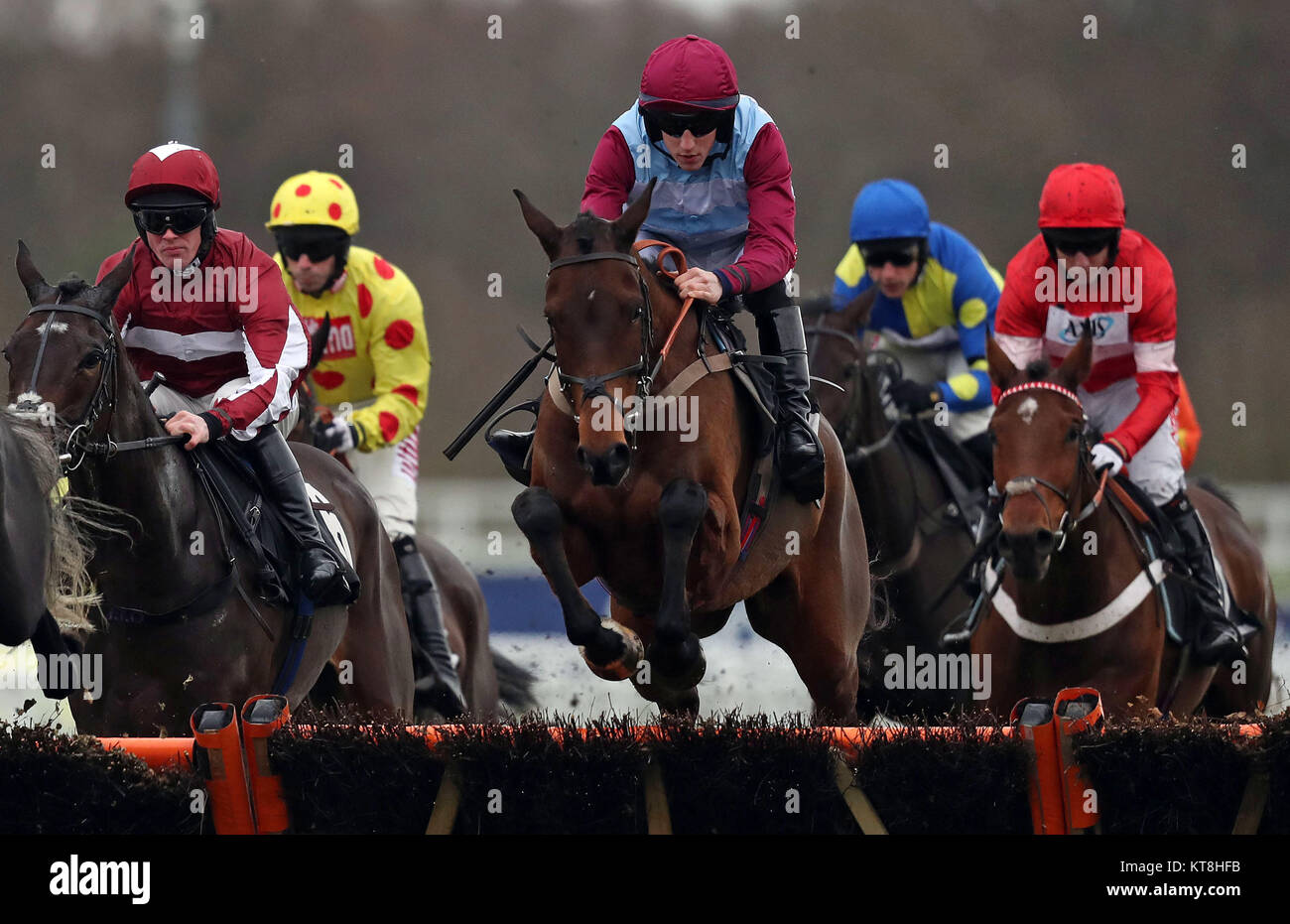 Cloudaw Native (Mitte) geritten von Ciaran Gethings springt ein Zaun auf, bevor Sie die Eventmasters zu gewinnen.co.uk maiden Hurdle Race während des Tages eine der Weihnachten Racing Wochenende an der Pferderennbahn Ascot. Stockfoto