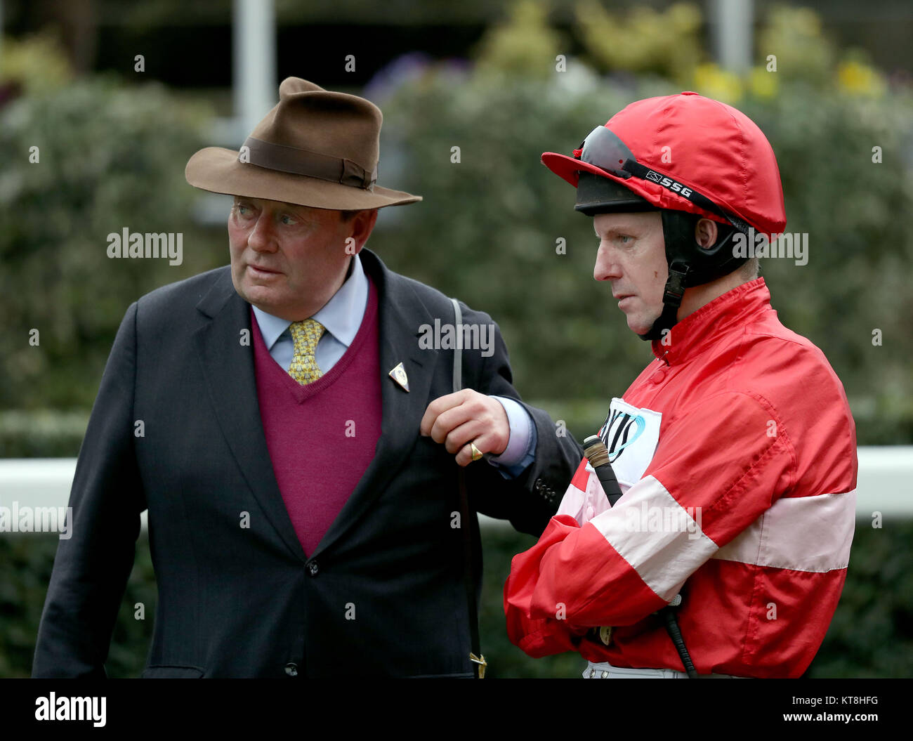 Trainer Nicky Henderson (links) mit Jockey Noel Fehily vor dem Eventmasters.co.uk maiden Hurdle Race während des Tages eine der Weihnachten Racing Wochenende an der Pferderennbahn Ascot. Stockfoto