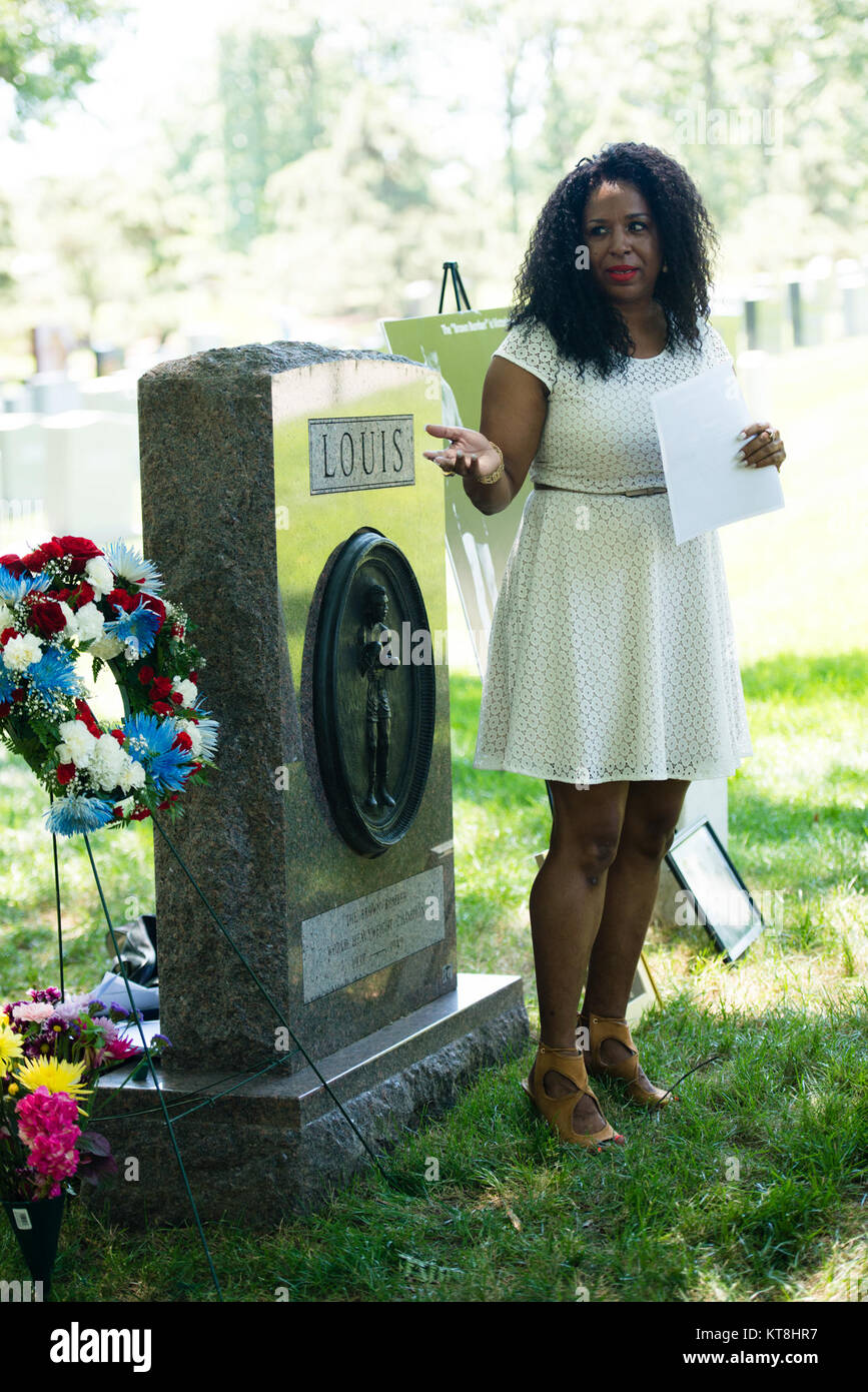 Cassandra Weiß, Event Coordinator, gibt Erläuterungen während einer Kranzniederlegung Zeremonie zu Ehren und zu erinnern, Joe Louis" Der braune Bomber," an seinem Grab in den nationalen Friedhof von Arlington, 18. Juni 2016 in Arlington, Virginia. Die Zeremonie der Jahrestag der Joe Louis gegen Max Schmeling Kämpfe gekennzeichnet. (U.S. Armee Foto von Rachel Larue/Arlington National Cemetery/freigegeben) Stockfoto