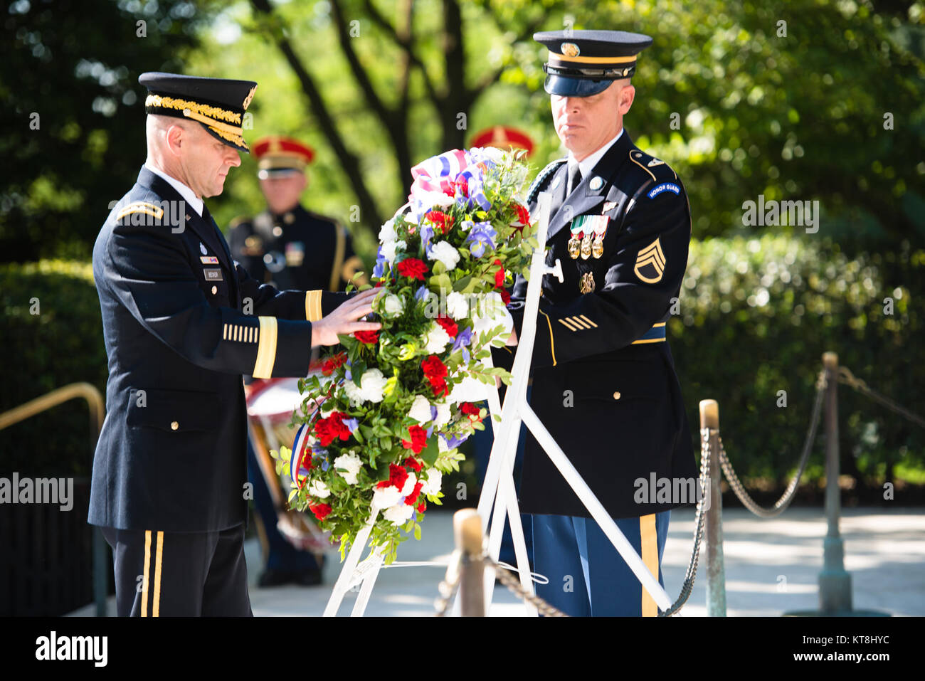 Generalmajor Bradley A. Becker, Kommandierender General der Joint Force Headquarters-National Hauptstadtregion und die U.S. Army Military District von Washington, legt einen Kranz, Pres. John F. Kennedy's Grabstätte in Arlington National Cemetery, 29. Mai 2016 in Arlington, Virginia. Die Kranzniederlegung markiert Kennedy's 99th birthday. (U.S. Armee Foto von Rachel Larue/Arlington National Cemetery/freigegeben) Stockfoto