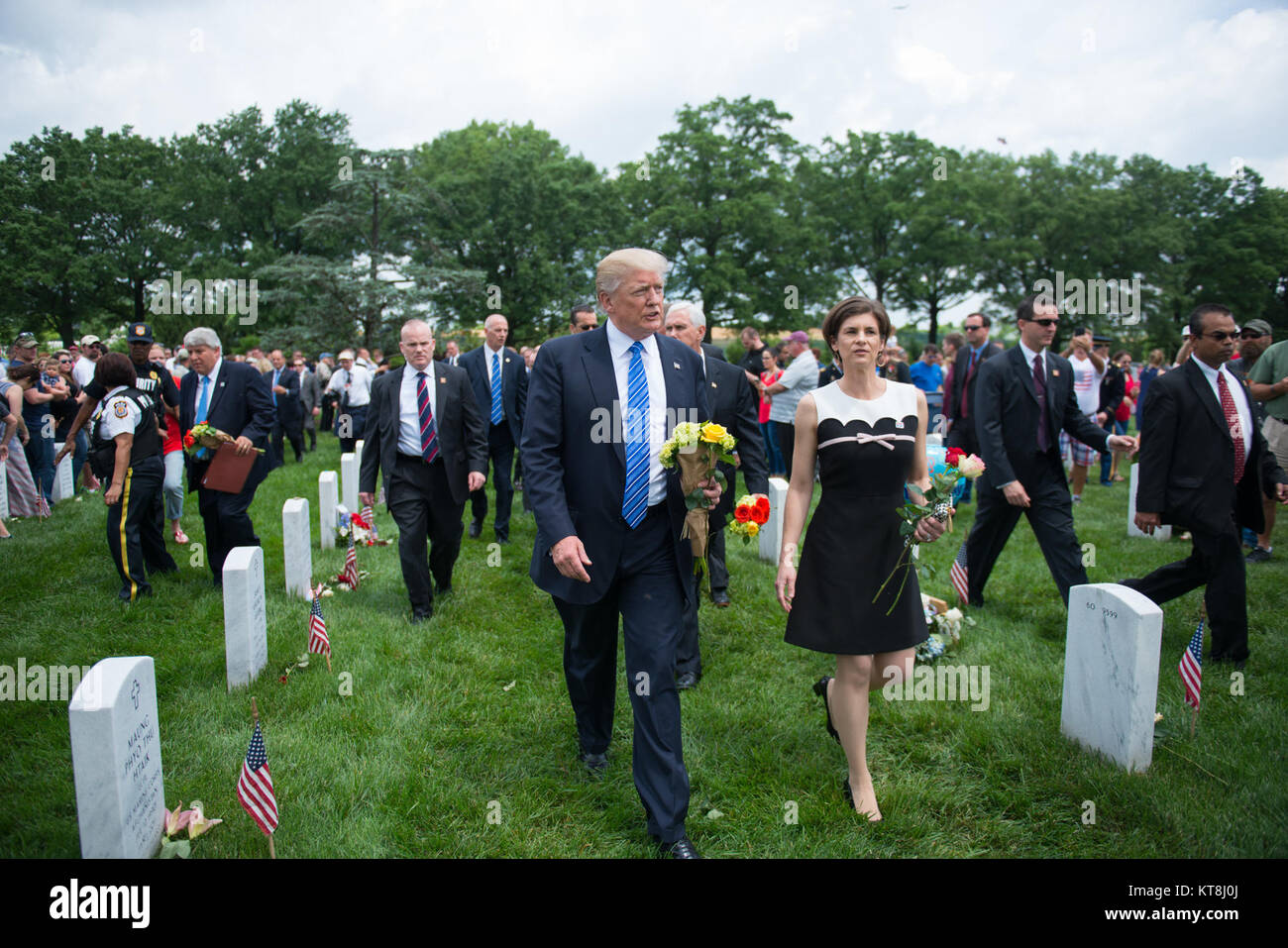 Präsident Donald J. Trump spricht mit Frau Katharine Kelley, Superintendent, Arlington Staatsangehörig-Kirchhof in Abschnitt 60 des Arlington Nationalfriedhof Arlington, VA., 29. Mai 2017.  Trump legte einen Kranz nieder früher am Grab des unbekannten Soldaten und sprach auf der Gedenkstätte Ampitheater.  (US Armee-Foto von Elizabeth Fraser / Arlington National Cemetery / veröffentlicht) Stockfoto