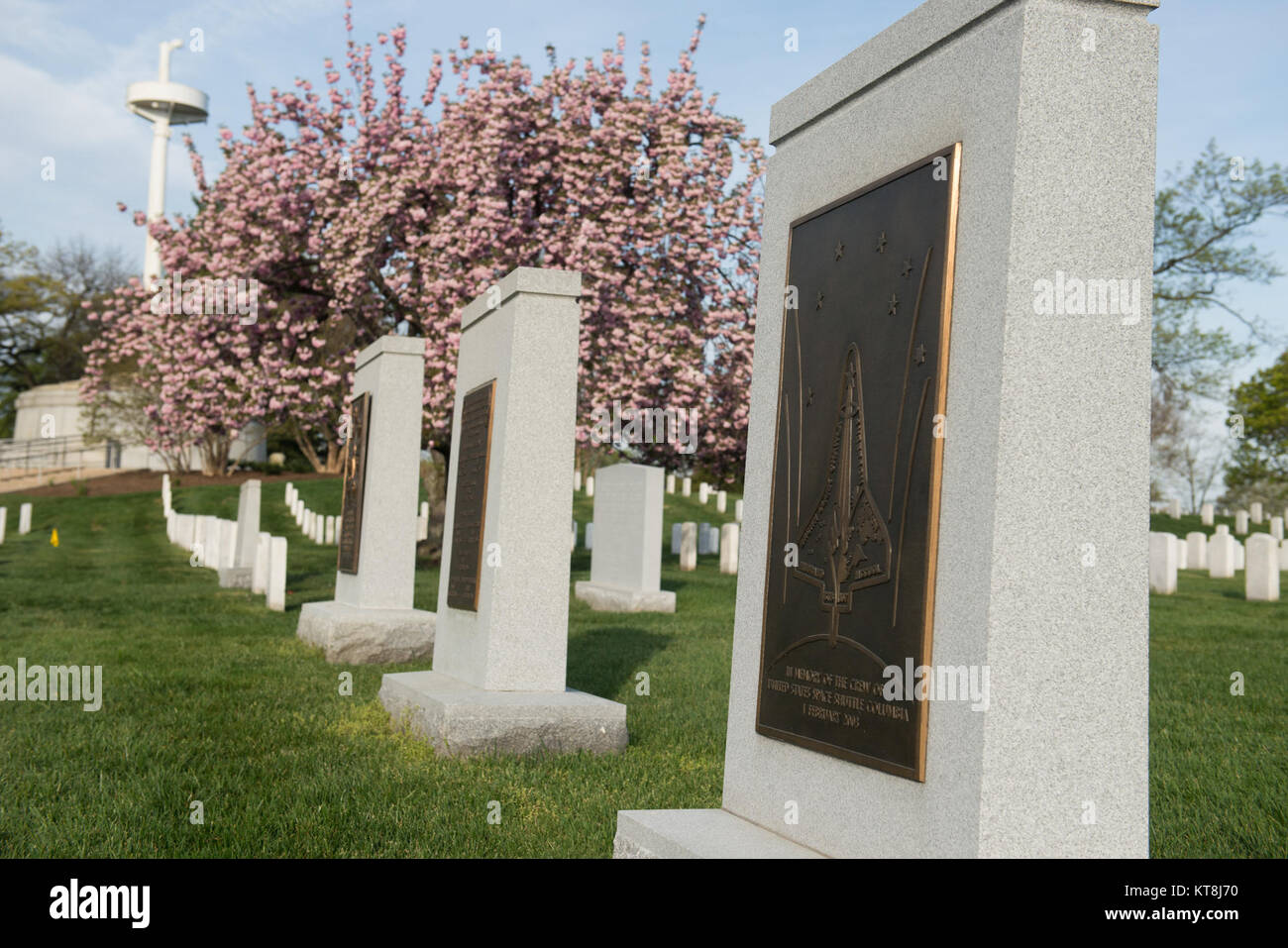 Eine Japanische blühende Kirsche blüht in der Nähe des (von rechts) Space Shuttle Columbia Memorial, Iran Rescue Mission (Operation Desert I) Monument und das Space Shuttle Challenger Memorial, Arlington National Cemetery, 19. April 2016 in Arlington, Virginia. 624 Der Friedhof morgen sind eine einzigartige Mischung von formalen und informellen Landschaften, bestreut mit mehr als 8.600 einheimischen und exotischen Bäumen. (U.S. Armee Foto von Rachel Larue/Arlington National Cemetery/freigegeben) Stockfoto