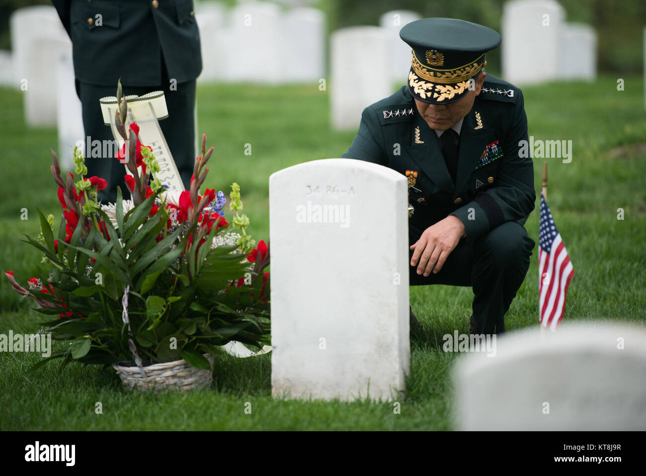 Gen. Jang Jun Gyu, Mitte, Generalstabschef der Armee der Republik Korea besucht das Grab von Gen. Walton Walker in Arlington National Cemetery, 12. April 2016 in Arlington, Virginia. Walker der Kommandant war der achte United States Army in Korea zu Beginn des Koreakrieges. (U.S. Armee Foto von Rachel Larue/Arlington National Cemetery/freigegeben) Stockfoto