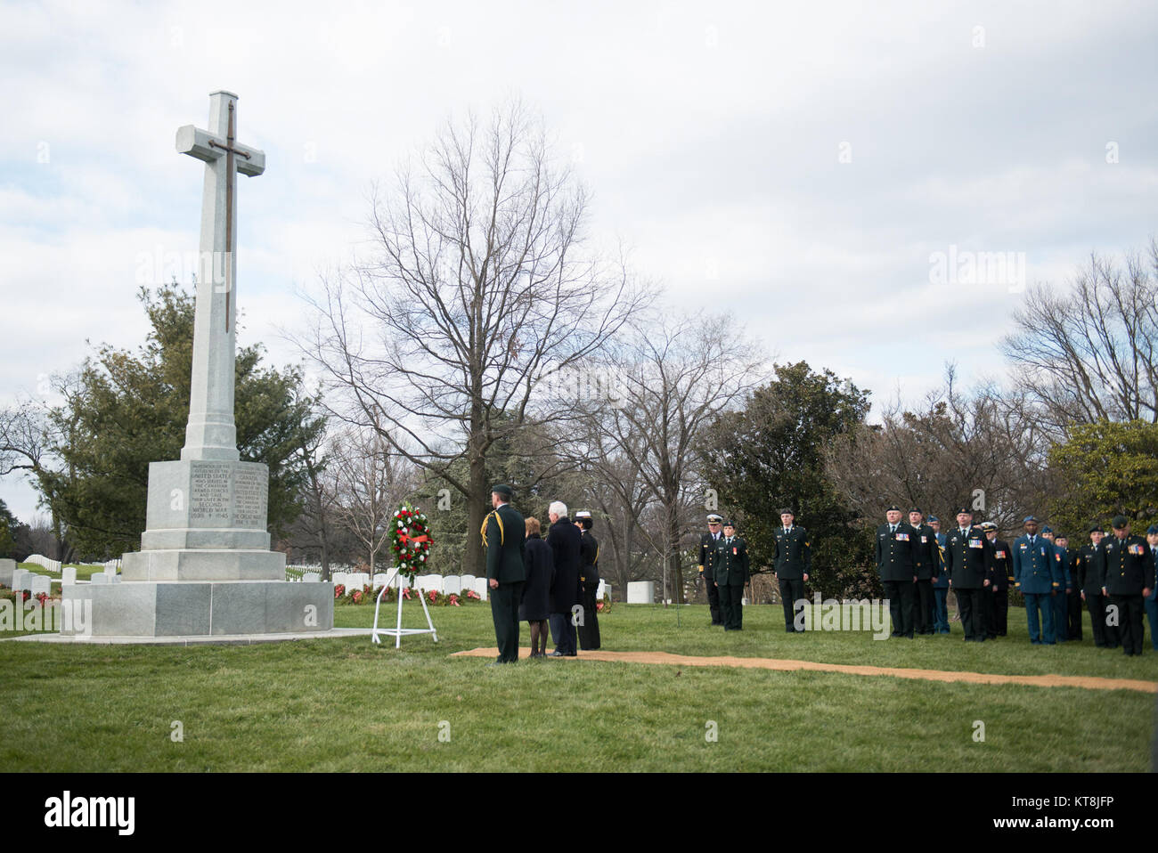 Generalgouverneur von Kanada David Johnston, dritte von links, und seine Frau Sharon Johnston, die zweite von links, Teil in einem Moment der Stille nehmen nach einer Kranzniederlegung an der kanadischen Kreuz von Opfern in den nationalen Friedhof von Arlington, Feb.10, 2016 in Arlington, Virginia. Die kanadische Kreuz ehrt die Bürger der Vereinigten Staaten, die in der Kanadischen Streitkräfte im Zweiten Weltkrieg diente I, II und des Koreakrieges. (U.S. Armee Foto von Rachel Larue/Arlington National Cemetery/freigegeben) Stockfoto