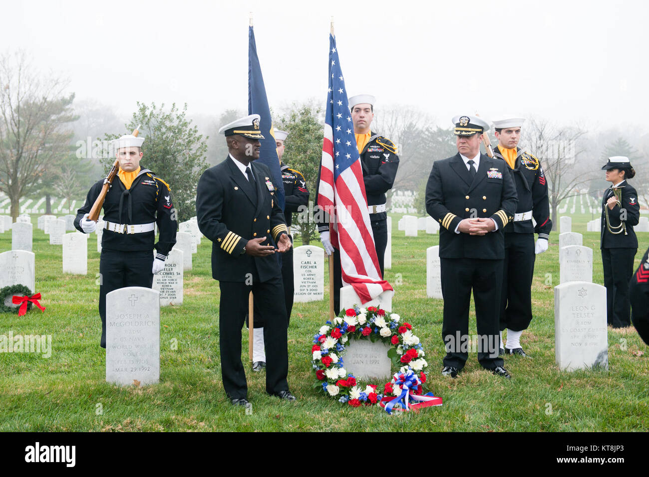 Kapitän Darryl Jackson, zweite links, kommandierender Offizier, Hopper Information Services Center, gibt Erläuterungen während einer Zeremonie US-Marine Konteradmiral Grace Hopper auf dem Arlington National Cemetery, Dez. 9, 2015 in Arlington, Virginia. Hopper zu Ehren wurde eine bahnbrechende Informatiker und erhielt den Spitznamen "Amazing Grace" (U.S. Armee Foto von Rachel Larue/Arlington National Cemetery/freigegeben) Stockfoto