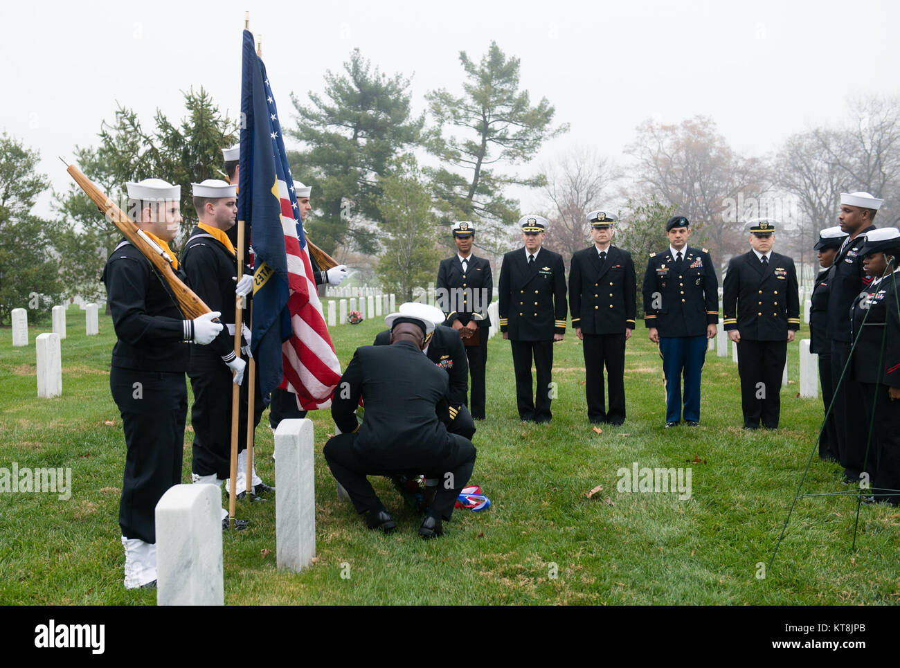 Kapitän Darryl Jackson, kommandierender Offizier, Hopper Information Services Center, und Cmdr Joseph Fraser legen einen Kranz am Grab von US-Marine Konteradmiral Grace Hopper während einer Zeremonie auf dem Arlington National Cemetery, Dez. 9, 2015 in Arlington, Virginia. Hopper war ein Pionier der Informatiker und erhielt den Spitznamen "Amazing Grace" (U.S. Armee Foto von Rachel Larue/Arlington National Cemetery/freigegeben) Stockfoto