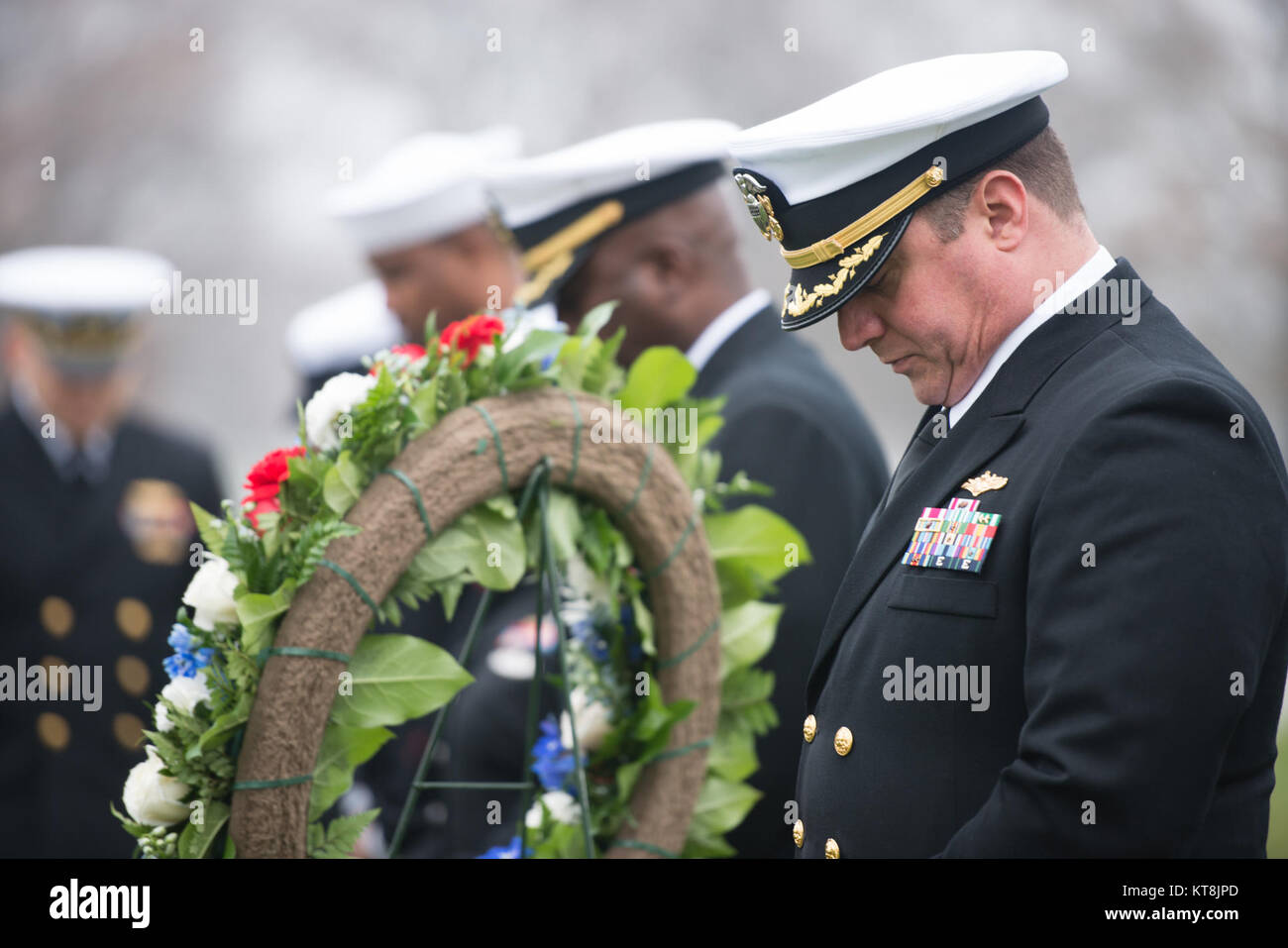 Cmdr Joseph Fraser beugt seinen Kopf während einer Zeremonie US-Marine Konteradmiral Grace Hopper auf dem Arlington National Cemetery, Dez. 9, 2015 in Arlington, Virginia. Hopper zu Ehren wurde eine bahnbrechende Informatiker und erhielt den Spitznamen "Amazing Grace" (U.S. Armee Foto von Rachel Larue/Arlington National Cemetery/freigegeben) Stockfoto