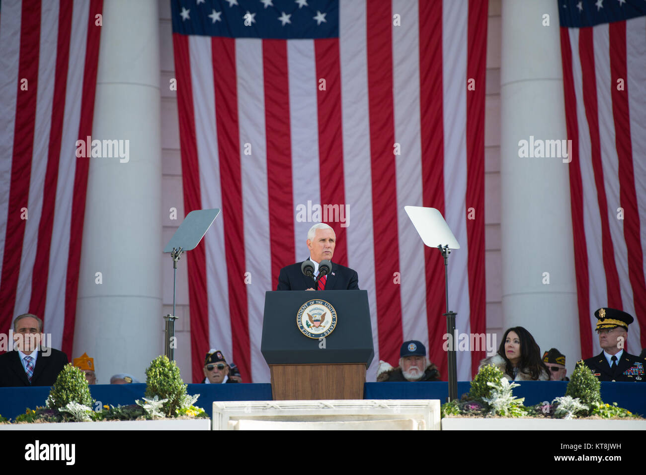 Vice President Mike Pence spricht während des Veterans Day Einhaltung am Denkmal Amphitheater auf dem Arlington National Cemetery, Arlington, Virginia, November 11, 2017. (U.S. Armee Foto von Elizabeth Fraser/Arlington National Cemetery/freigegeben) Stockfoto