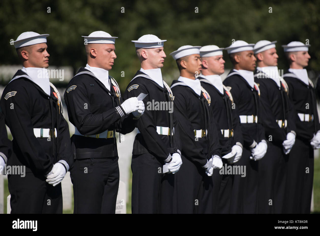 Segler aus der United States Navy zeremoniellen Guard lesen die Namen der 17 amerikanischen Matrosen bei dem Attentat auf die USS Cole während einer Zeremonie in Arlington National Cemetery, Arlington, Va., Nov. 12, 2015 getötet. Der Angriff geschah Okt. 12, 2000. (U.S. Armee Foto von Rachel Larue/Arlington National Cemetery/freigegeben) Stockfoto