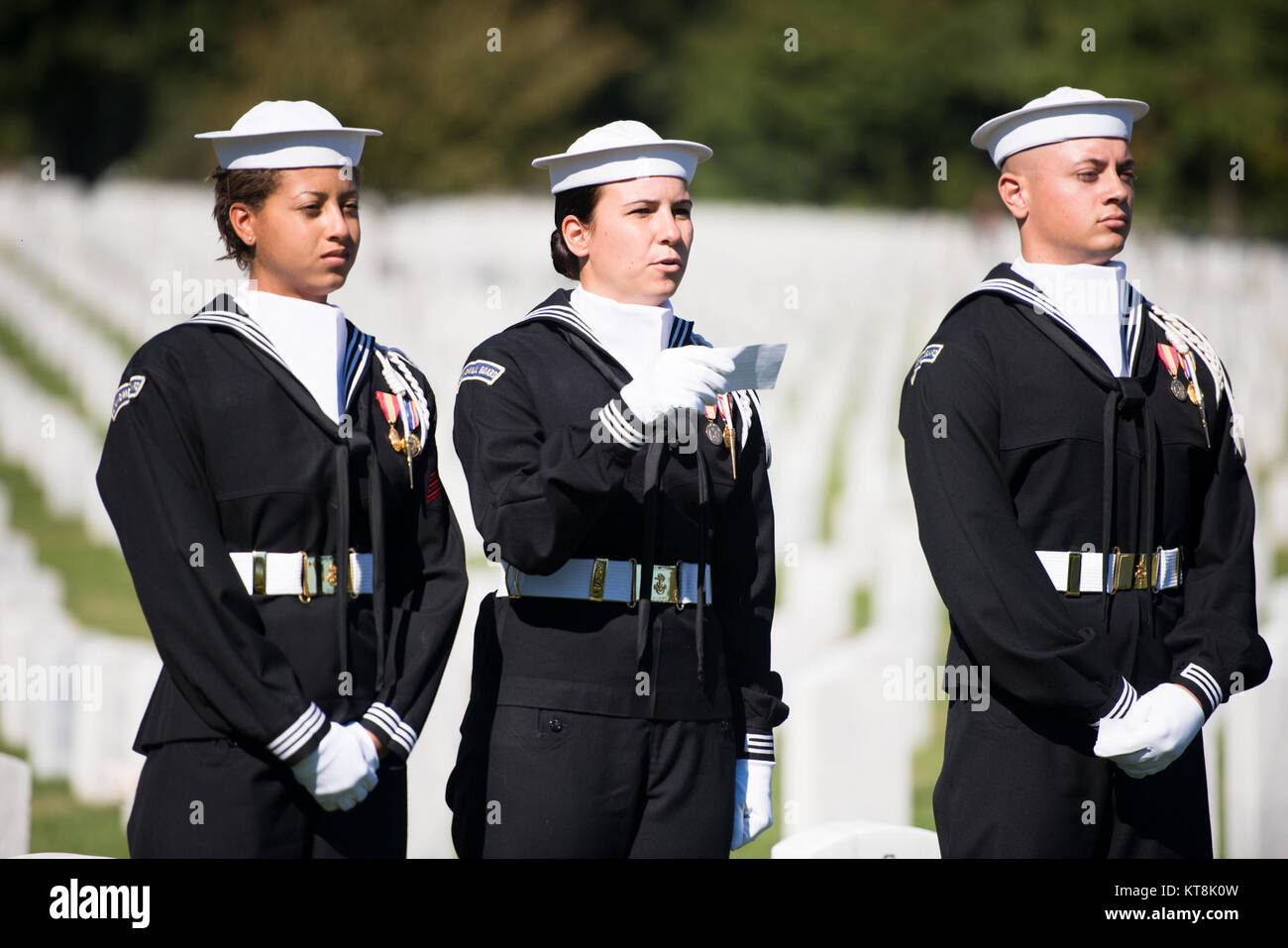 Segler aus der United States Navy zeremoniellen Guard lesen die Namen der 17 amerikanischen Matrosen bei dem Attentat auf die USS Cole während einer Zeremonie in Arlington National Cemetery, Arlington, Va., Nov. 12, 2015 getötet. Der Angriff geschah Okt. 12, 2000. (U.S. Armee Foto von Rachel Larue/Arlington National Cemetery/freigegeben) Stockfoto