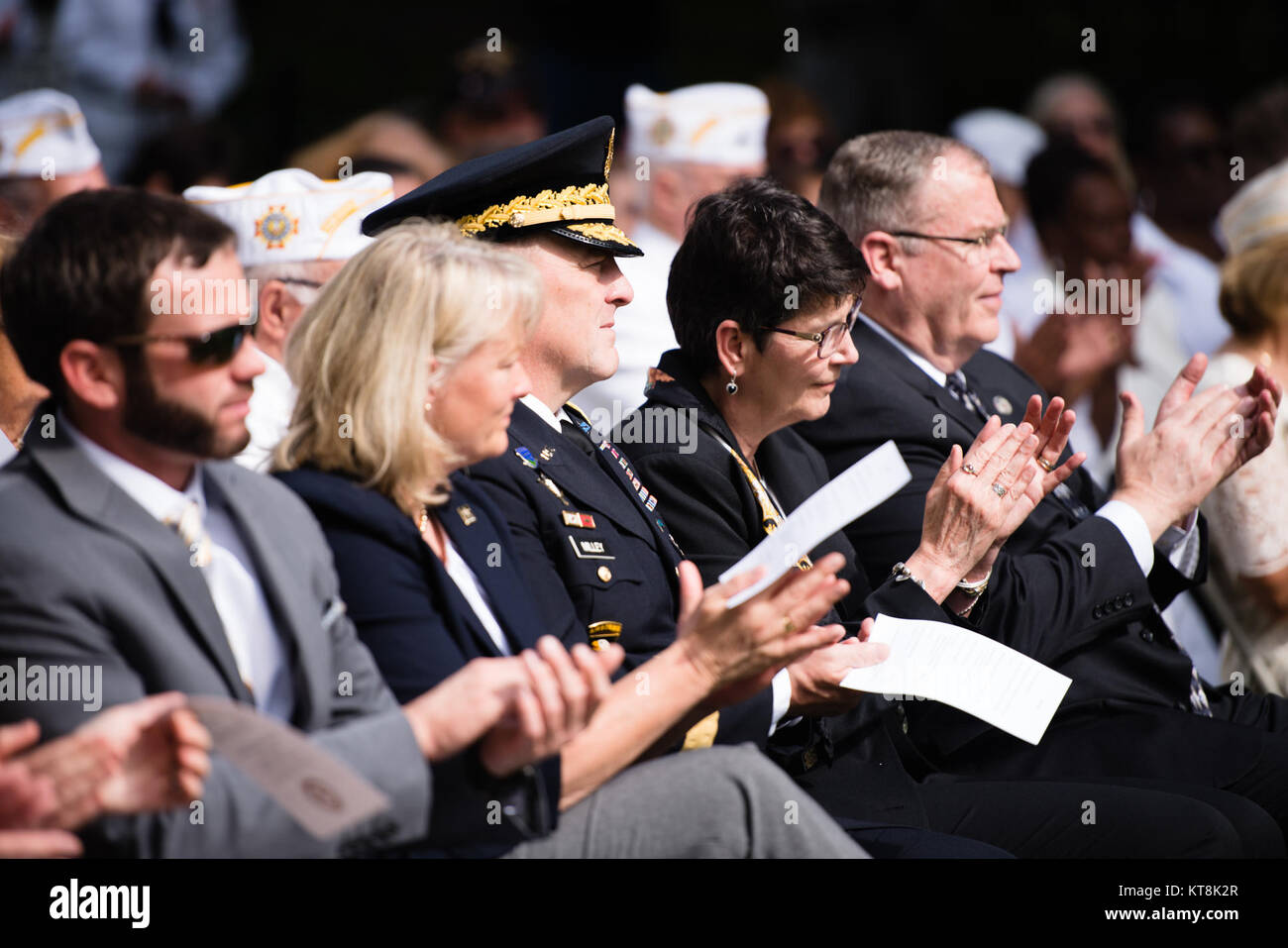 Generalstabschef der Armee, General Mark A. Milley applaudiert während Erläuterungen während der 75. jährlichen Feier des Goldenen Stern Mutter Sonntag in Arlington National Cemetery, Sept. 27, 2015 in Arlington, Virginia." Heute gegeben sind, wir ehren die Gold Star Mütter und Familien, die die Erinnerungen derer, die bereit sind ihr Leben für die Vereinigten Staaten zu verlegen und die Freiheiten, für die wir stehen, "US-Präsident Barack Obama in einer präsidialen Proklamation über Gold Star Mutter und der Tag der Familie, die während der Zeremonie von Sam Eckenrode gelesen wurde, Urenkelin des Firmengründers der amerikanischen Gehen angegeben Stockfoto