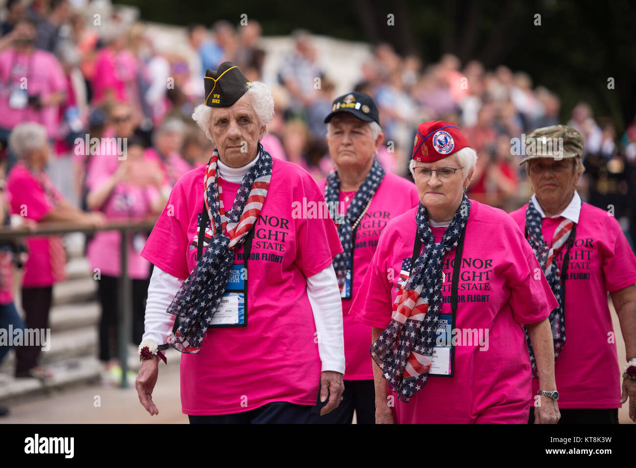 Von der Linken, Women's Army Corps veteran Marion Clift, Army veteran Betty Downs, Army veteran Sue Williams und Veteran Armeekrankenschwester Beverly Reno entfernt vom Grab des Unbekannten Soldaten zu Fuß nach einer Kranzniederlegung auf dem Arlington National Cemetery, Sept. 22, 2015 in Arlington, Virginia. Sie sind Teil der ersten all-female Ehre Flug in die Vereinigten Staaten. 75 weiblichen Veteranen aus dem Zweiten Weltkrieg, Korea Krieg, Vietnam Krieg waren anwesend, sowie 75 Begleitpersonen, waren auch weibliche Veteranen oder Aktiv-militärische Aufgabe. (U.S. Armee Foto von Rachel Larue/freigegeben) Stockfoto