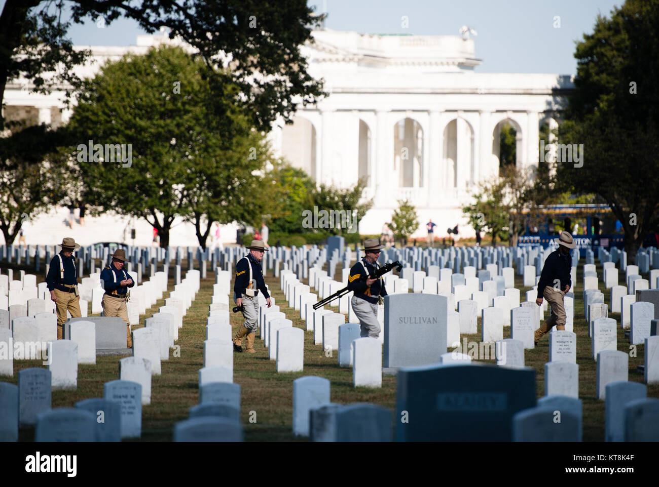 Re-enactors von der West Virginia Rough Riders Spaziergang von den Mast des Maine Denkmal für die rauhen Mitfahrer Monument, das sich in den nationalen Friedhof von Arlington, Sept. 19, 2015 in Arlington, Virginia die erste US-amerikanische Freiwillige Kavallerie, auch grobes Reiter bekannt, war der berühmteste kämpfende Einheit kämpfen in Kuba während des Spanisch-Amerikanischen Krieges und wurde unter der Leitung von Theodore Roosevelt, entsprechend der Bibliothek des Kongresses. (U.S. Armee Foto von Rachel Larue/freigegeben) Stockfoto