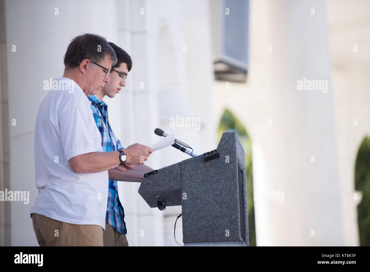 Am 11. September 2015 nahmen die Teilnehmer an der 13th Armored Division Reunion im Memorial Amphitheater auf dem Arlington National Cemetery teil, um an die 1942 in Camp Beale in Kalifornien aktivierte Division zu erinnern. Stockfoto