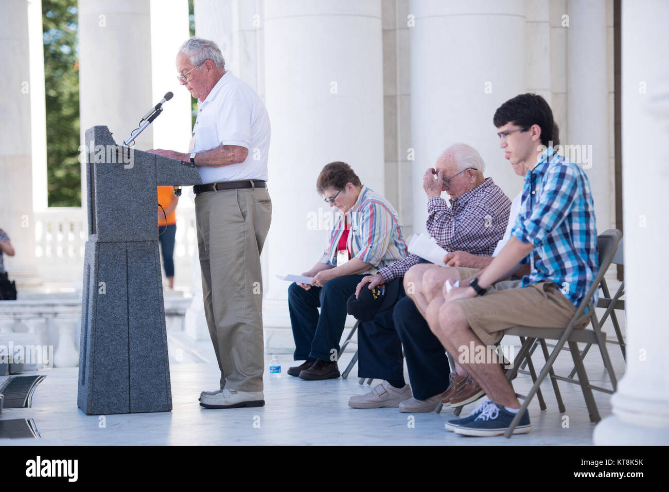 Teilnehmer der 13. Panzerdivision Reunion nehmen am 11. September 2015 an einer Zeremonie im Memorial Amphitheater auf dem Arlington National Cemetery teil, einschließlich einer Kranzniederlegung am Grab des Unbekannten Soldaten und Beobachtung des Wachwechsels. Stockfoto