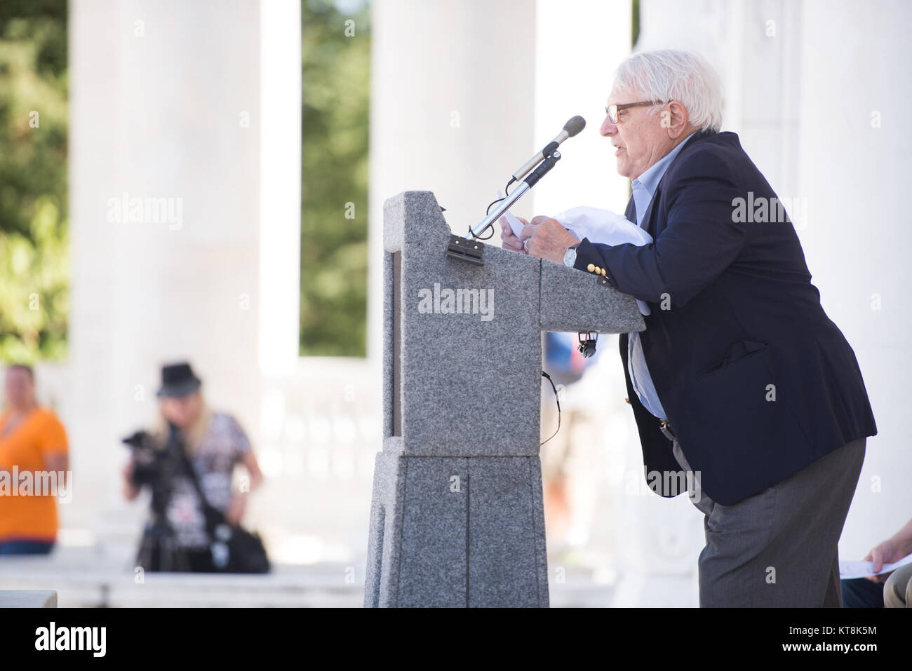 Die 13. Panzerdivision fand am 11. September 2015 im Memorial Amphitheater auf dem Arlington National Cemetery statt. Die Teilnehmer legten einen Kranz am Grabmal des unbekannten Soldaten und beobachteten die Wachwechsel-Zeremonie zu Ehren der 1942 in Camp Beale in Kalifornien aktivierten Black Cats Division. Stockfoto