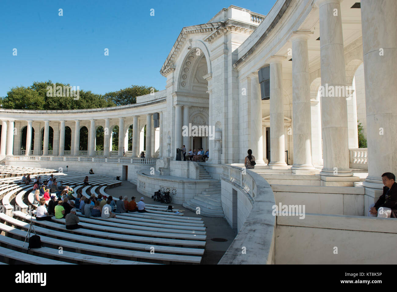 Am 11. September 2015 warteten Teilnehmer der 13. Panzerdivision auf Reden im Memorial Amphitheater auf dem Arlington National Cemetery. Die Division, die 1942 in Camp Beale in Kalifornien aktiviert wurde, legte einen Kranz am Grab des unbekannten Soldaten und beobachtete eine Wachwechsel-Zeremonie. Stockfoto