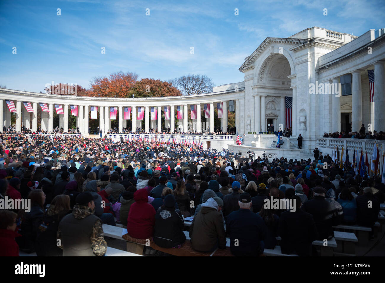Vice President Mike Pence spricht während des Veterans Day Feier am Denkmal Amphitheater auf dem Arlington National Cemetery, Arlington, Virginia, November 11, 2017. (U.S. Armee Foto von Elizabeth Fraser/Arlington National Cemetery/freigegeben) Stockfoto