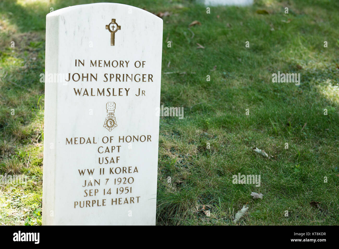 Us Air Force Kapitän John Sprinter Walmsley Jr., geboren am Jan 7, 1920 und Sept. 14, 1951 starb, ist in Abschnitt MF, Grab45von Arlington National Cemetery festgehalten. Walmsley war eine Ehrenmedaille Empfänger. (U.S. Armee Foto von Rachel Larue/freigegeben) Stockfoto