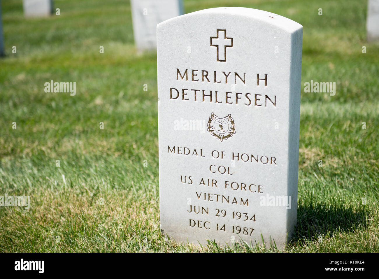 Us Air Force Colonel Merlyn H. Dethlefsen, geboren am 29. Juni 1934 und 14. Dezember 1987 starb, ist in Abschnitt 65, Grab 1626 von Arlington National Cemetery begraben. Dethlefsen war eine Ehrenmedaille Empfänger. (U.S. Armee Foto von Rachel Larue/freigegeben) Stockfoto