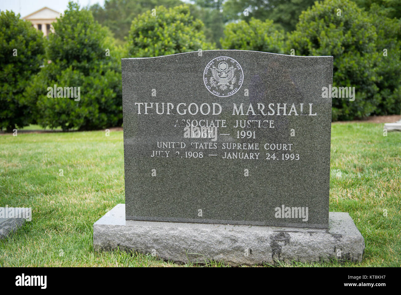 Gerechtigkeit Thurgood Marshall, Abschnitt 5, Grab 40-3, wurde an das Oberste Gericht 1967 ernannte Präsident Lyndon B. Johnson. Während seiner 24-jährigen Amtszeit, er war der einzige schwarze Gerechtigkeit. Er erhielt sein Diplom in Rechtswissenschaften von der Howard University 1933, Erste Absolventen in seiner Klasse. (U.S. Armee Foto von Rachel Larue/freigegeben) Stockfoto