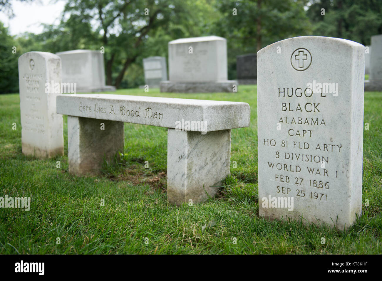 Gerechtigkeit Hugo l. Schwarz diente als Polizei Richter und Anwalt in Birmingham, Ala., bevor es in die private Praxis des Gesetzes im Jahr 1919. 1927 in den Senat gewählt, er blieb für zwei Begriffe. 1937, Präsident Franklin D. Roosevelt nominiert der Senator als Associate Gerechtigkeit am Obersten Gerichtshof der Vereinigten Staaten. (U.S. Armee Foto von Rachel Larue/freigegeben) Stockfoto