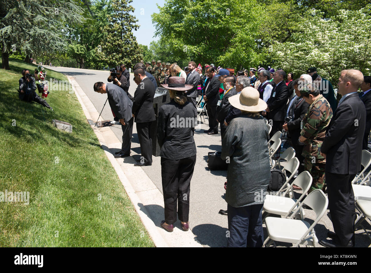 Die Teilnehmer machen die Plakette, Kranz und Memorial tree Bemerkungen während einer Zeremonie zu Ehren der Hmong und Lao Bekämpfung der Veteranen in Arlington National Cemetery, 15. Mai 2015, Arlington, Va. Die Plakette liest, im Teil, "in Erinnerung an den Hmong und Lao bekämpfen Veteranen und ihre amerikanischen Berater, die die Freiheit in Südostasien verursacht. Ihre patriotische Tapferkeit und Treue in der Verteidigung der Freiheit und der Demokratie wird nie vergessen werden." (aus den USA Armee Foto von Rachel Larue/freigegeben) Stockfoto