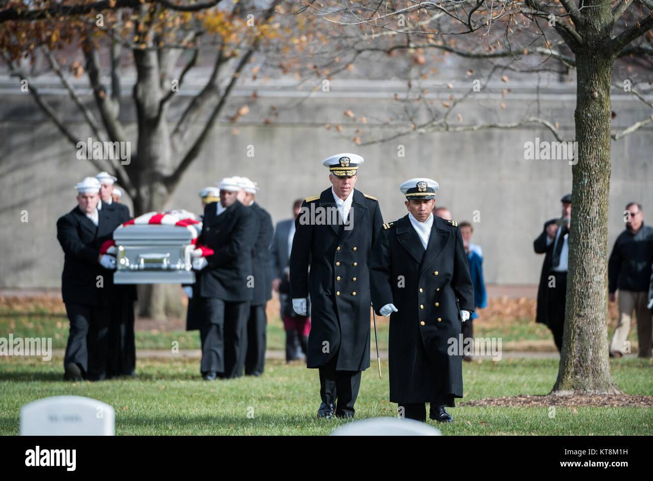 U.S. Navy hinten Adm. Karl Thomas (Mitte), Direktor, 21. Jahrhundert Sailor Office; und U.S. Navy Chaplain (Lt.) Eduardo Amora (rechts) in der vollen Ehren Beerdigung der U.S. Navy Radioman 3. Klasse Howard Bean in Abschnitt 60 von Arlington National Cemetery, Arlington, Virginia, Dez. 6, 2017 teilnehmen. Bean, zusammen mit 429 Mann Besatzung an Bord der USS Oklahoma, wurde in den frühen Morgenstunden des Angriffs auf Pearl Harbor getötet, nachdem das Schiff schnell von zahlreichen Torpedo hits gekentert, Dez. 7, 1941. Fast 400 dieser Seeleute, einschließlich Bean, waren nicht identifizierte nach dem Angriff und waren in 46 Parzellen begraben Stockfoto