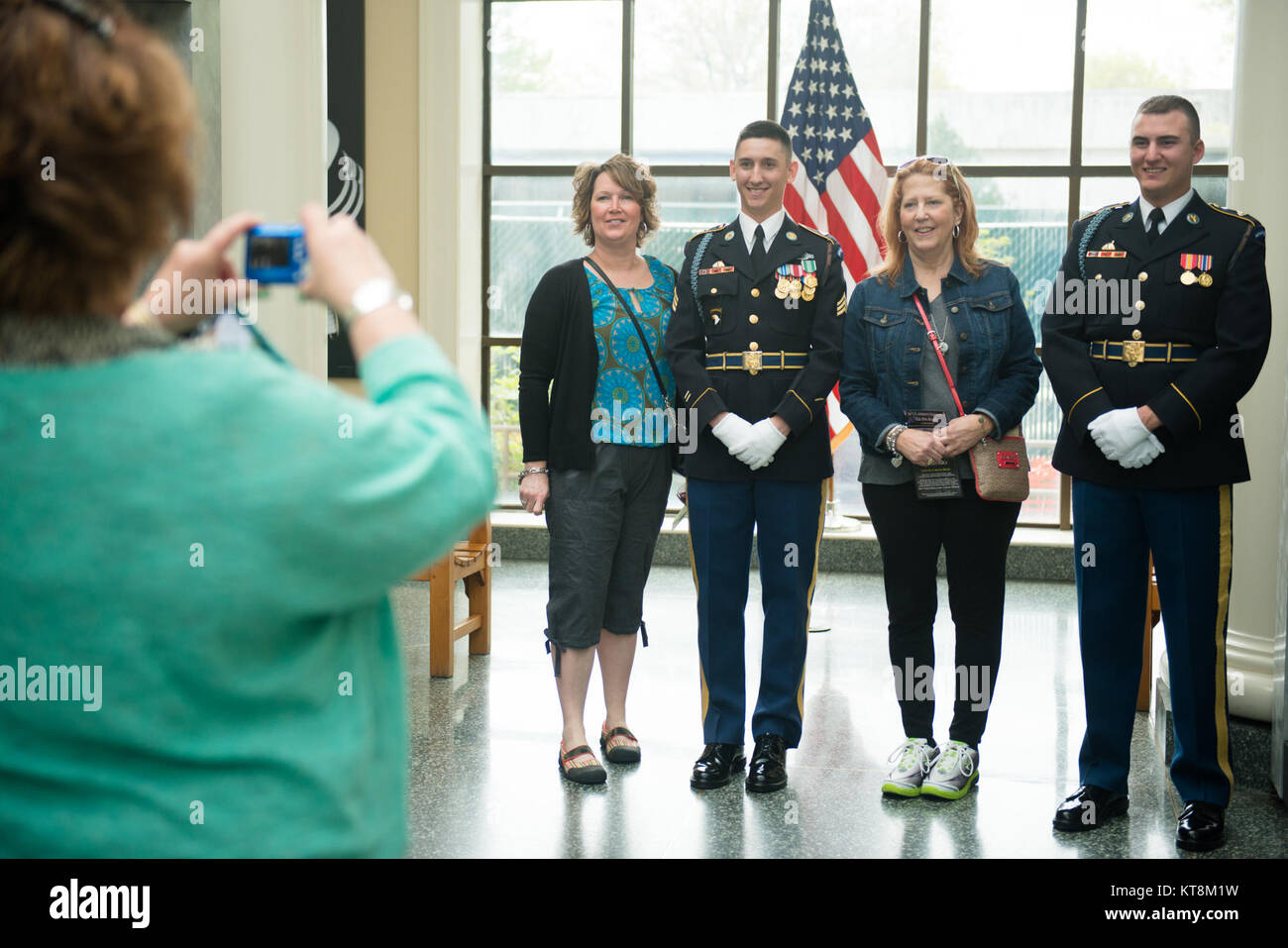 Mary Ellen Kremhelmer, zweite Straße links, und Sue Tackett, 4. links, posieren für Fotos mit SPC. Adam Corbin, ganz rechts, und Sgt. Brian Ellis, dritte Straße links, die 3d-US-Infanterie Regiment (Die Alte Garde) Charlie Company, während Diane Walters, ganz links, die Fotos im Welcome Center von Arlington National Cemetery, Arlington, Virginia, 27. April 2015 stattfindet. Mitglieder der alten Garde sprach mit Besucher, beantwortet Fragen und posierte für Fotos. (U.S. Armee Foto von Rachel Larue/freigegeben) Stockfoto