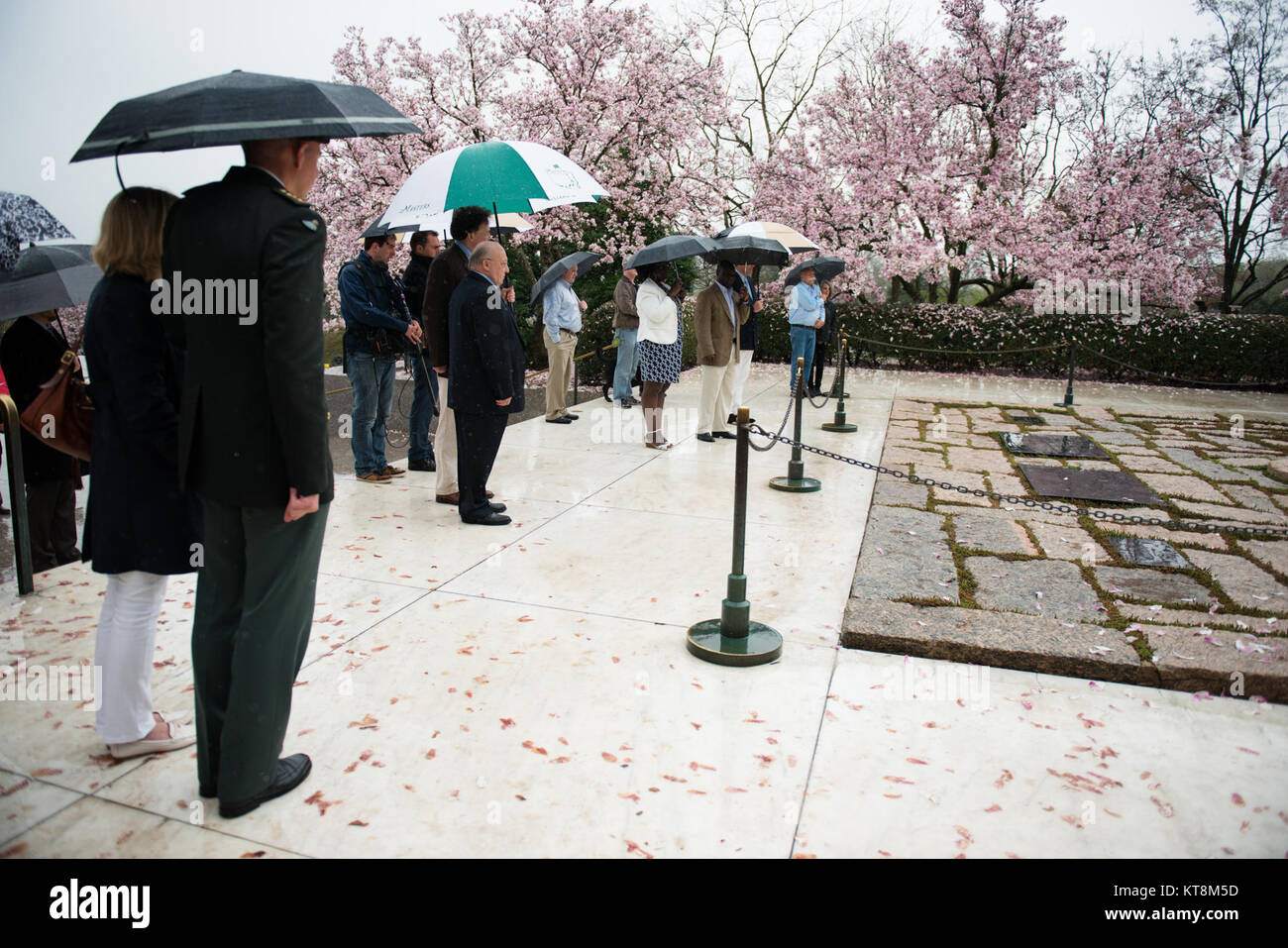 Der Herzog von Arenberg, die verletzten Krieger und andere Besuchen der Präsident John F. Kennedy Gravesite in Arlington National Cemetery, 14. April 2015 in Arlington, Virginia. Während in der ANC, der Herzog von Arenberg besuchten auch die Schlacht der Ausbuchtung Memorial und legte einen Kranz am Grab des Unbekannten Soldaten. (Arlington National Cemetery Foto von Rachel Larue) Stockfoto