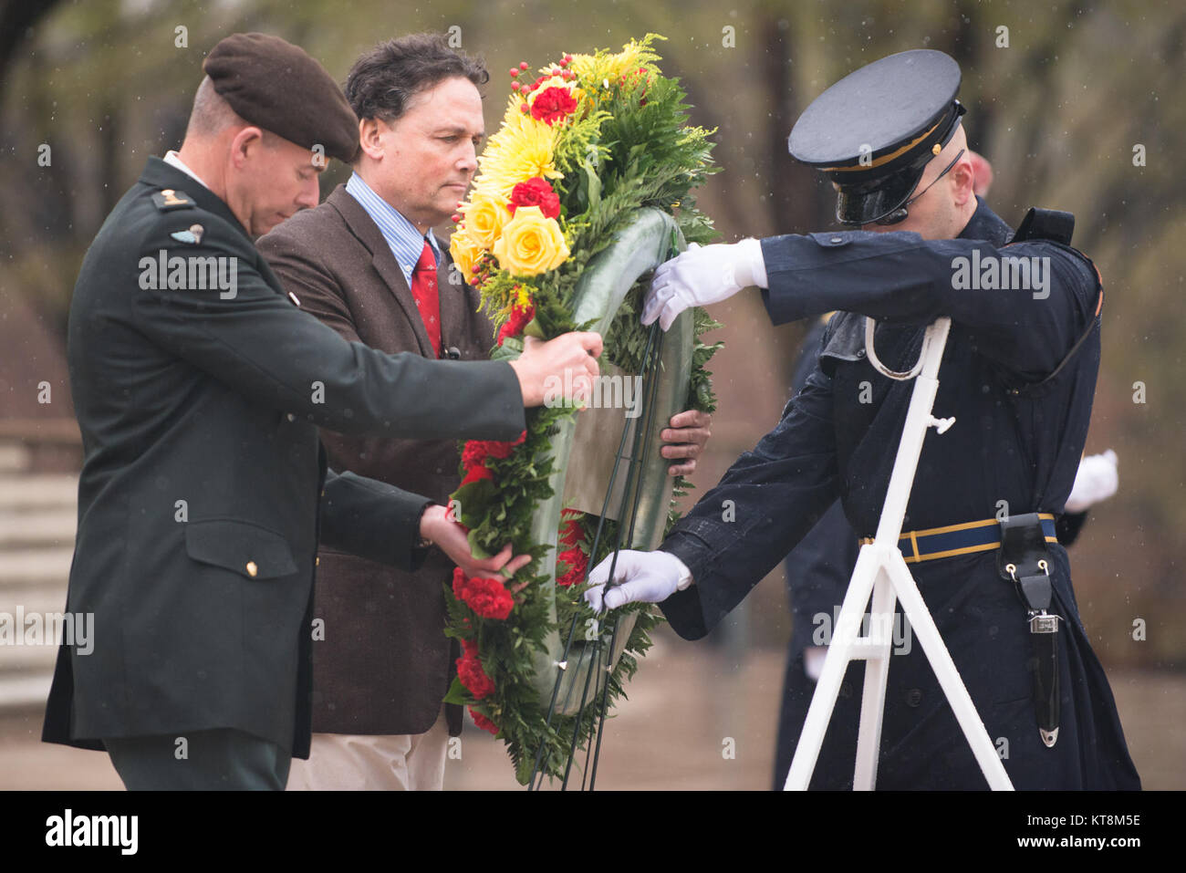 Von der Linken, der belgischen Armee Oberst Roger Housen und belgischen Herzog von Arenberg legen einen Kranz am Grabmal des Unbekannten Soldaten in Arlington National Cemetery, 14. April 2015 in Arlington, Virginia. Der Hinweis auf die Kranz liest, "in Erinnerung an die amerikanischen Truppen, unter anderen, Oberst Albert Metts, der meine Mutter befreit, Prinzessin Sophie, und ihre Familie, die königliche Familie von Bayern, von der nationalsozialistischen Vernichtungslager Oranienburg-Flossenburg-Dachau im Mai 1945. Herzog Leopold von Arenberg." (Arlington National Cemetery Foto von Rachel Larue) Stockfoto