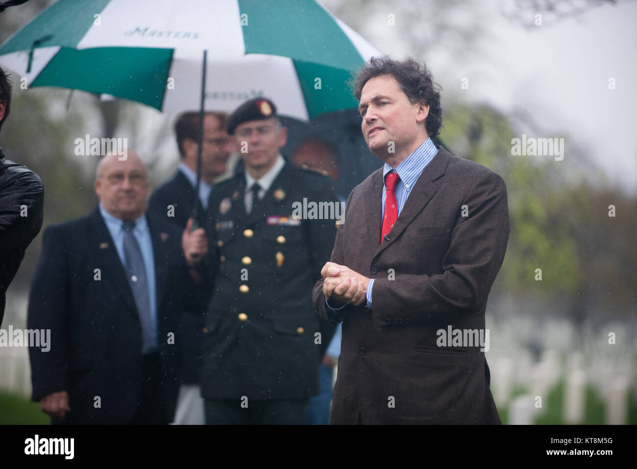 Die belgische Herzog von Arenberg spricht mit Kameras, in der Nähe der Schlacht der Ausbuchtung Memorial, bei seinem Besuch in Arlington National Cemetery, 14. April 2015 in Arlington, Virginia. Die belgische Herzog von Arenberg legte auch einen Kranz am Grabmal des Unbekannten Soldaten und besuchte der Präsident John F. Kennedy Gravesite. (Arlington National Cemetery Foto von Rachel Larue) Stockfoto