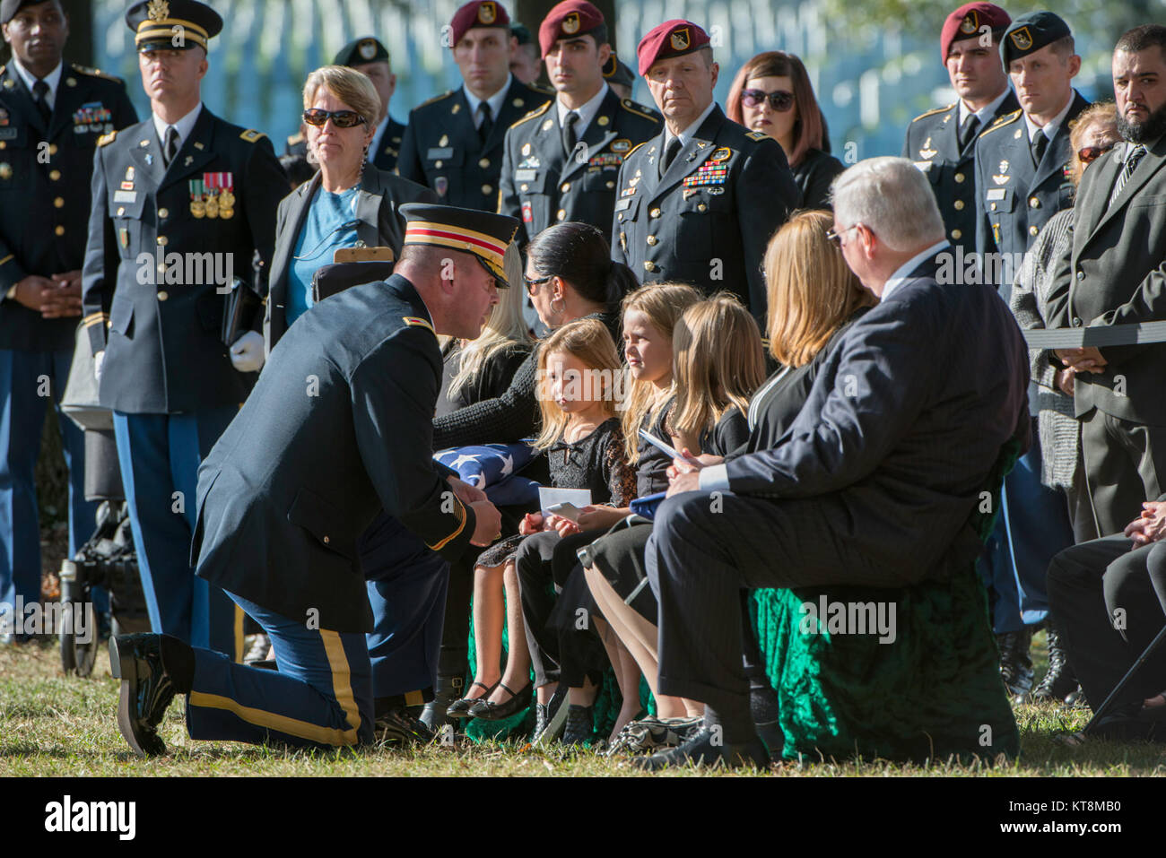 Kol. Jerry Farnsworth, Stabschef, Army National Soldatenfriedhöfe und Arlington National Cemetery, spricht mit den Töchtern der U.S. Army Staff Sgt. Alexander Dalida Dalida graveside während der Wartung in Abschnitt 60 von den nationalen Friedhof von Arlington, Arlington, Virginia, Okt. 25, 2017. Rebecca, Dalida Ehepartner, ihre vier Töchter (Jayla, Brooklyn, Aubrianna, und Natalia), werden alle empfangenen Flaggen während des Service. Dalida, 32, von Dunstable, Massachusetts, wurde in die Special Forces Qualifikation Kurs bei der US-Armee John F. Kennedy Special Warfare Center und der Schule als Er starb Duri Stockfoto