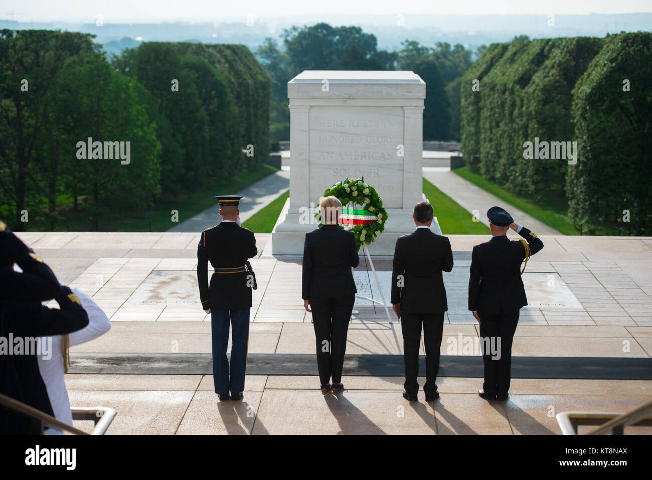 Roberta Pinotti, der italienische Minister für Verteidigung, beteiligt sich an einer öffentlichen Wreath-Laying Zeremonie am Grab des Unbekannten Soldaten in Arlington National Cemetery, Arlington, Virginia, 11. Juli 2017. Pinotti tourte auch das Memorial Amphitheater Anzeige Zimmer. (U.S. Armee Foto von Elizabeth Fraser/Arlington National Cemetery/freigegeben) Stockfoto